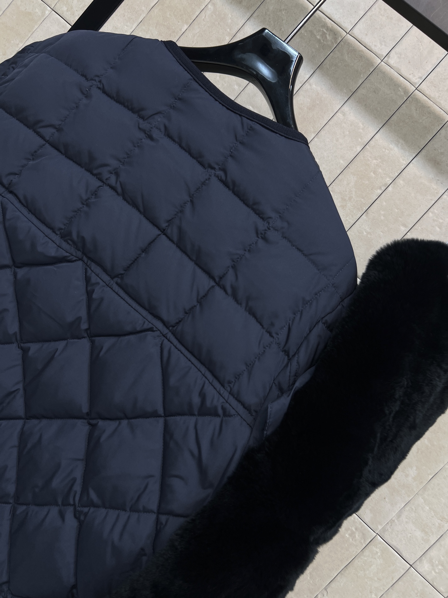 M家 25秋冬新款 毛毛领菱格羽绒服外套 可拆卸毛毛领圆领设计 重工菱格车线里面鹅绒填充保暖 隐藏式的摁