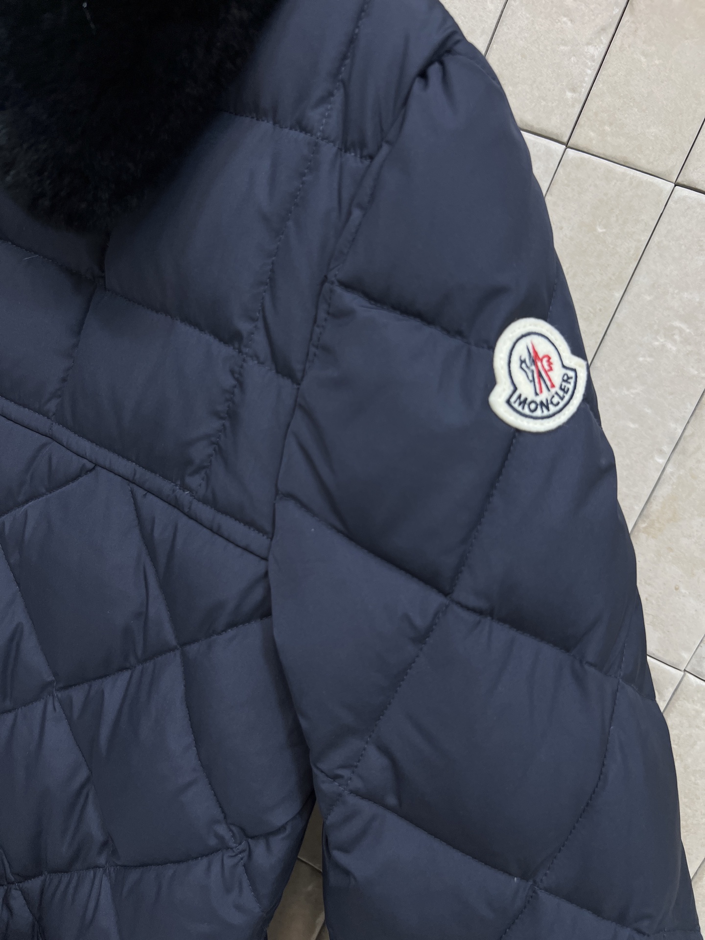 M家 25秋冬新款 毛毛领菱格羽绒服外套 可拆卸毛毛领圆领设计 重工菱格车线里面鹅绒填充保暖 隐藏式的摁