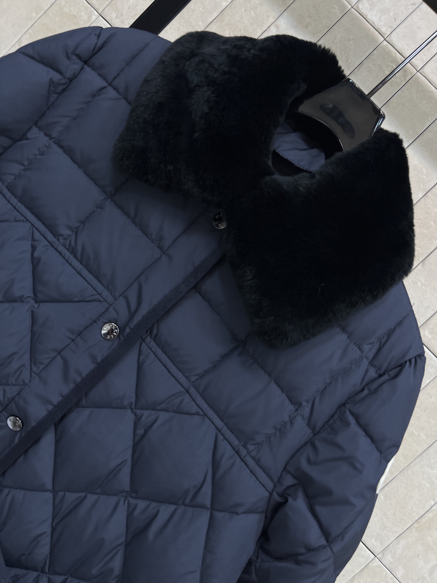 M家 25秋冬新款 毛毛领菱格羽绒服外套 可拆卸毛毛领圆领设计 重工菱格车线里面鹅绒填充保暖 隐藏式的摁