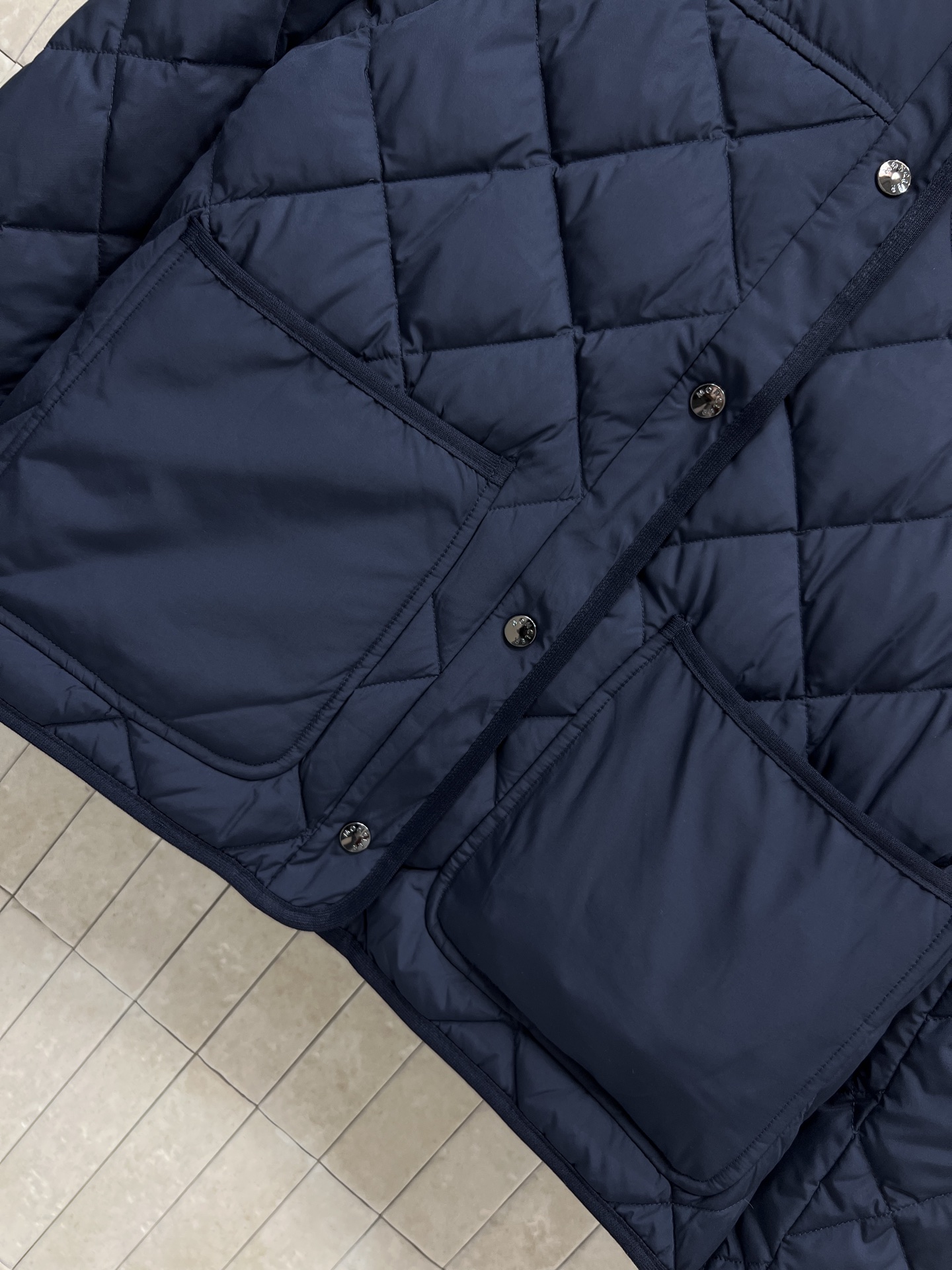 M家 25秋冬新款 毛毛领菱格羽绒服外套 可拆卸毛毛领圆领设计 重工菱格车线里面鹅绒填充保暖 隐藏式的摁