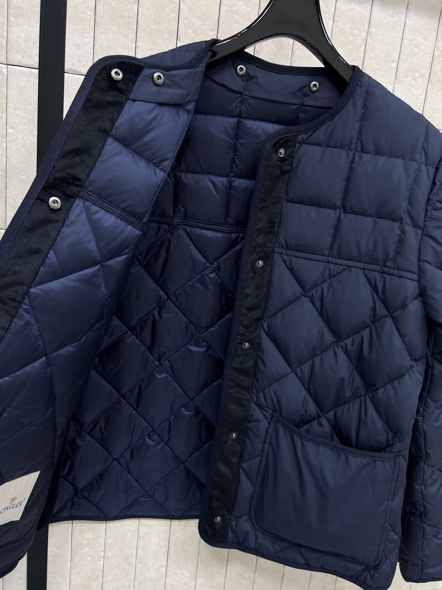 M家 25秋冬新款 毛毛领菱格羽绒服外套 可拆卸毛毛领圆领设计 重工菱格车线里面鹅绒填充保暖 隐藏式的摁