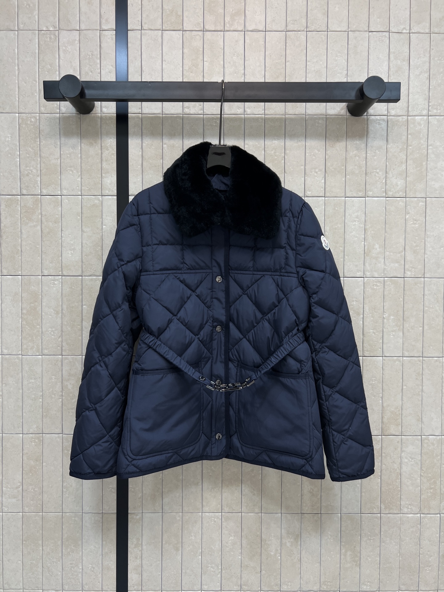 M家 25秋冬新款 毛毛领菱格羽绒服外套 可拆卸毛毛领圆领设计 重工菱格车线里面鹅绒填充保暖 隐藏式的摁