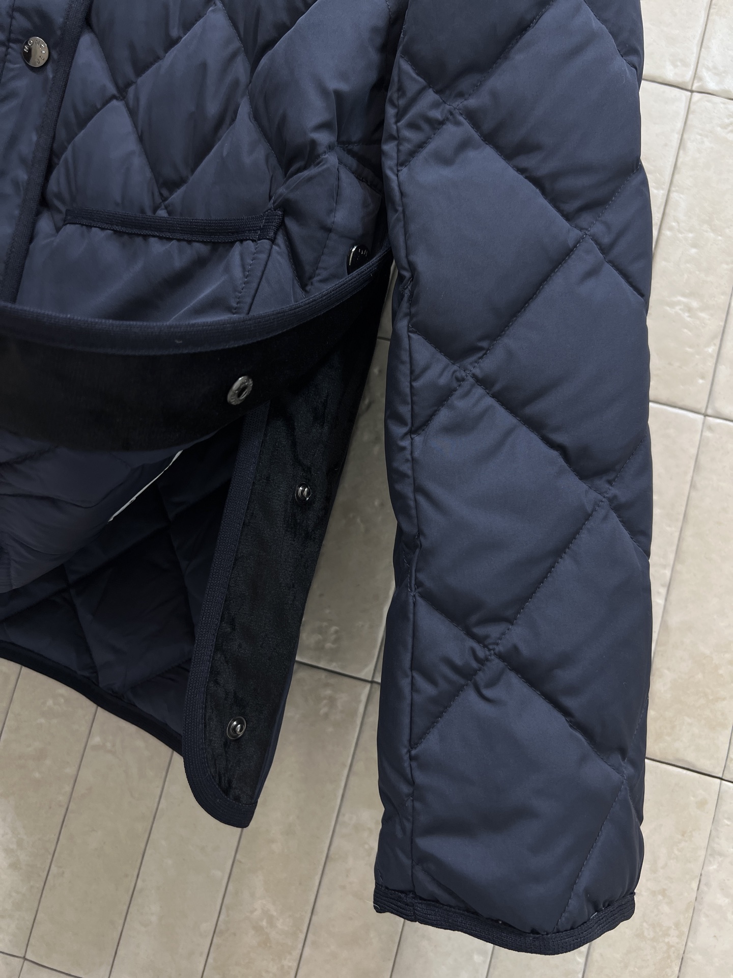 M家 25秋冬新款 毛毛领菱格羽绒服外套 可拆卸毛毛领圆领设计 重工菱格车线里面鹅绒填充保暖 隐藏式的摁