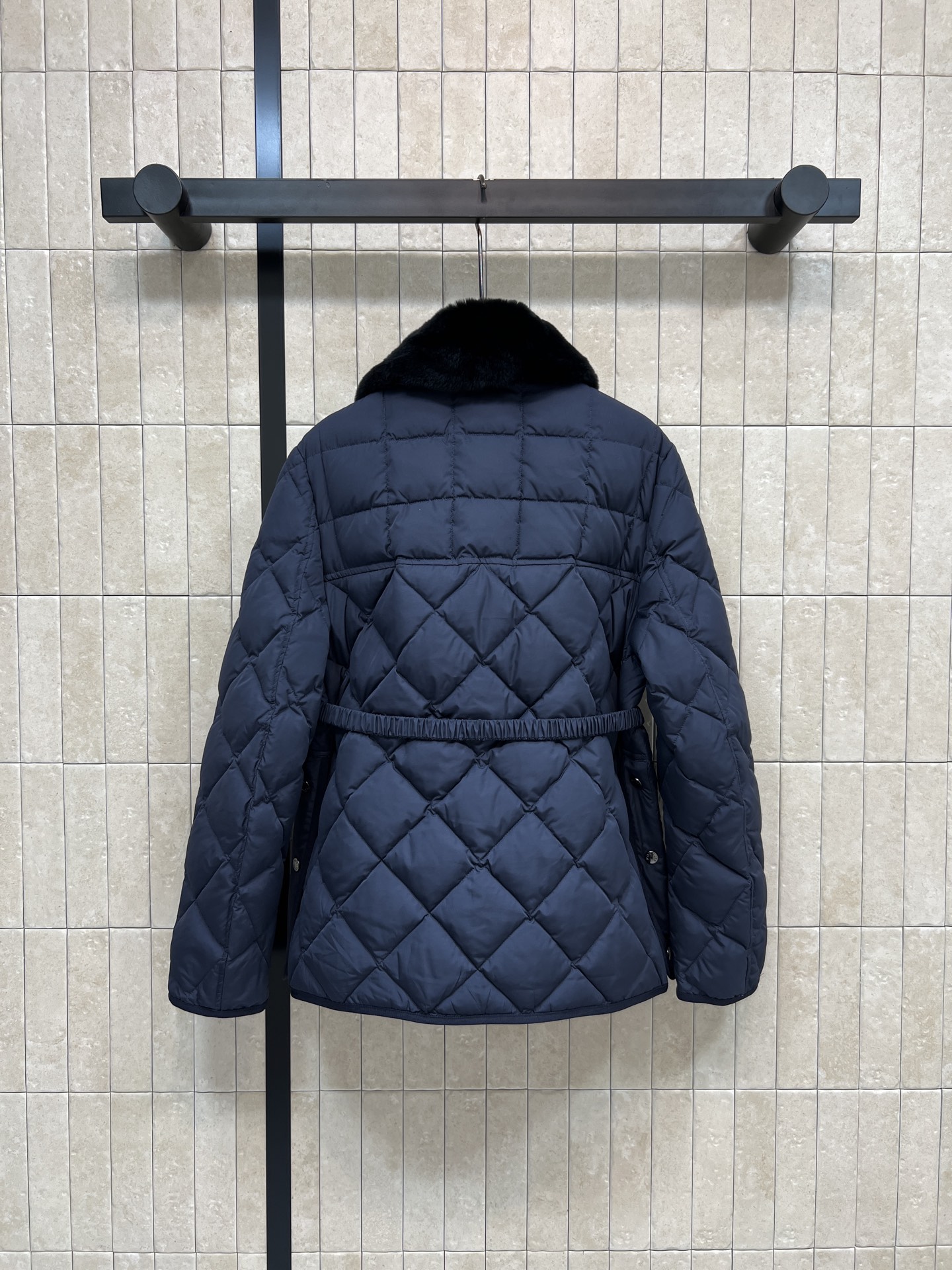 M家 25秋冬新款 毛毛领菱格羽绒服外套 可拆卸毛毛领圆领设计 重工菱格车线里面鹅绒填充保暖 隐藏式的摁