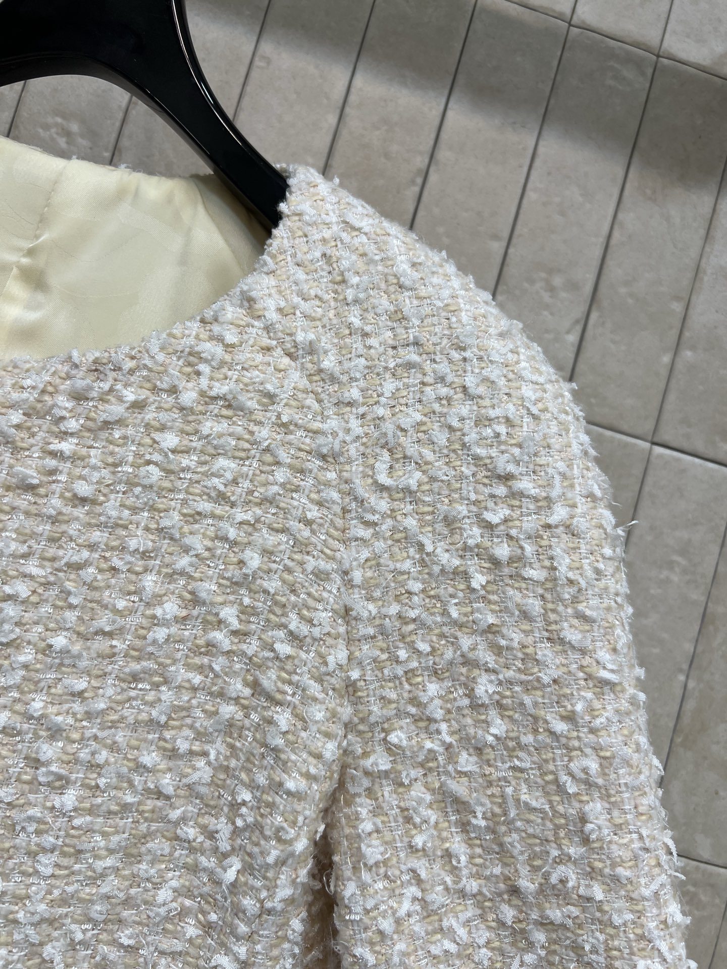 小香家 25秋冬新款 粗花呢圆领短款外套 经典圆领+短款剪裁 优雅复古气质满分 粗花呢材质细腻有质感 搭