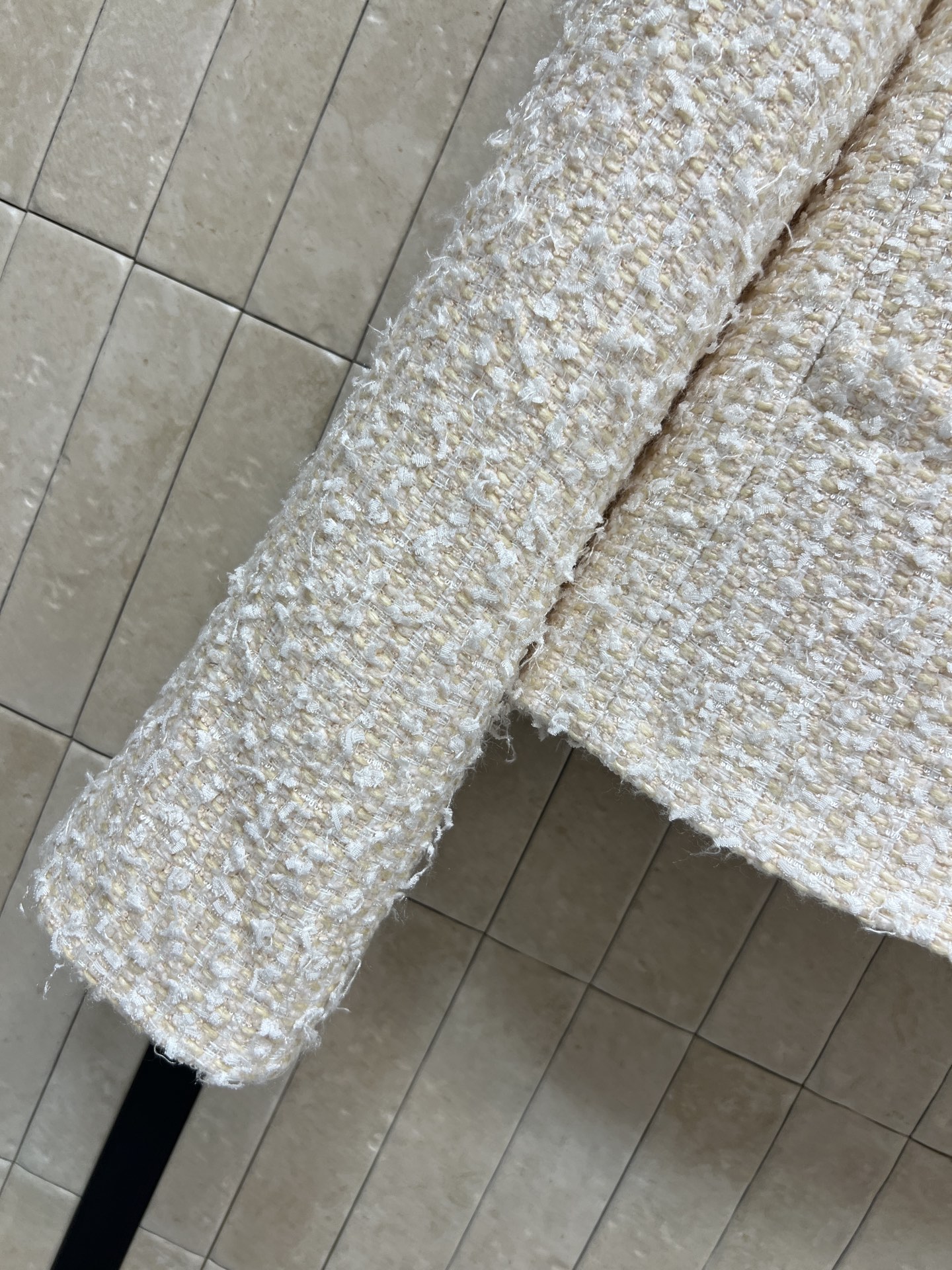 小香家 25秋冬新款 粗花呢圆领短款外套 经典圆领+短款剪裁 优雅复古气质满分 粗花呢材质细腻有质感 搭