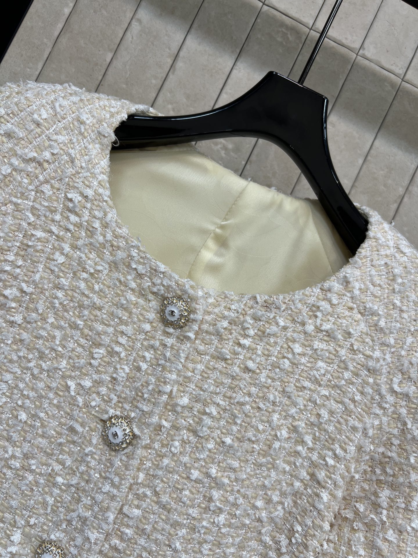 小香家 25秋冬新款 粗花呢圆领短款外套 经典圆领+短款剪裁 优雅复古气质满分 粗花呢材质细腻有质感 搭