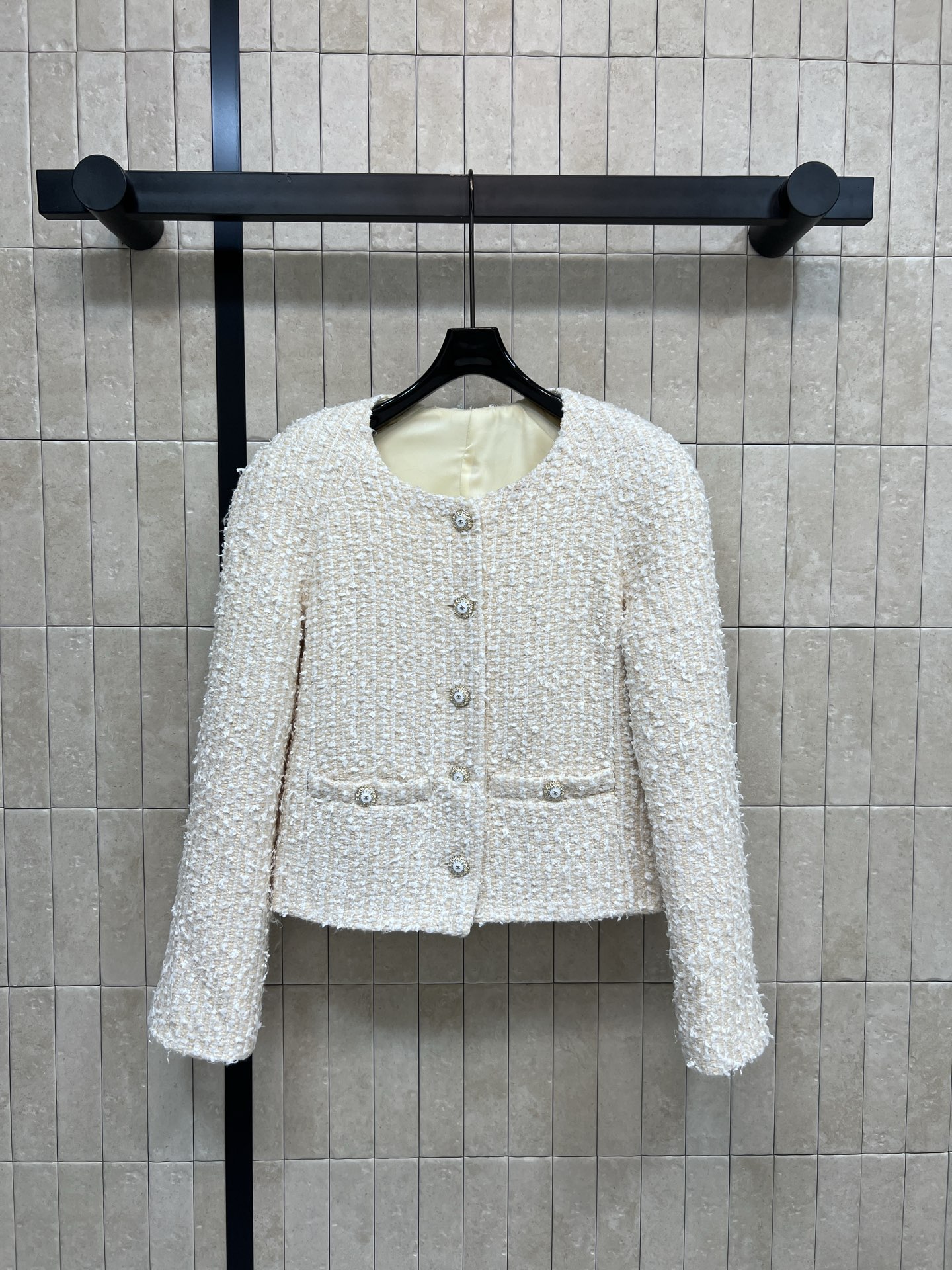 NO:591425,Xiaoxiangjia 25 new autumn and winter tweed round neck short jacket, classic round neck + short tailoring, full of elegant retro temperament, tweed material is delicate and textured, with metal buttons and pearl embellishments, the details are super exquisite!  It can be easily worn for daily commuting or formal occasions. It looks great with dresses or high-waisted pants. It has a French romantic atmosphere. A must-have for fashionistas!  One color three codes SML,,chanel,skirts,jackets & coats,alexander wang19860909小香家 25秋冬新款 粗花呢圆领短款外套 经典圆领+短款剪裁 优雅复古气质满分 粗花呢材质细腻有质感 搭配金属纽扣和珍珠点缀 细节超精致！日常通勤或正式场合都能轻松驾驭 搭配连衣裙或高腰裤都很出彩 法式浪漫氛围感拉满 时髦精必入！一色三码 SML,,chanel,skirts,jackets & coats,alexander wang,Women's clothing