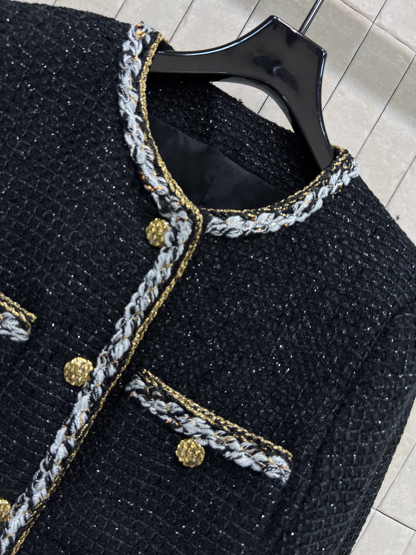 小香家 25秋冬新款 四口袋粗花呢大衣 经典圆领+黑白金线编织滚边 细节超精致金属纽扣装饰 正肩版型 适