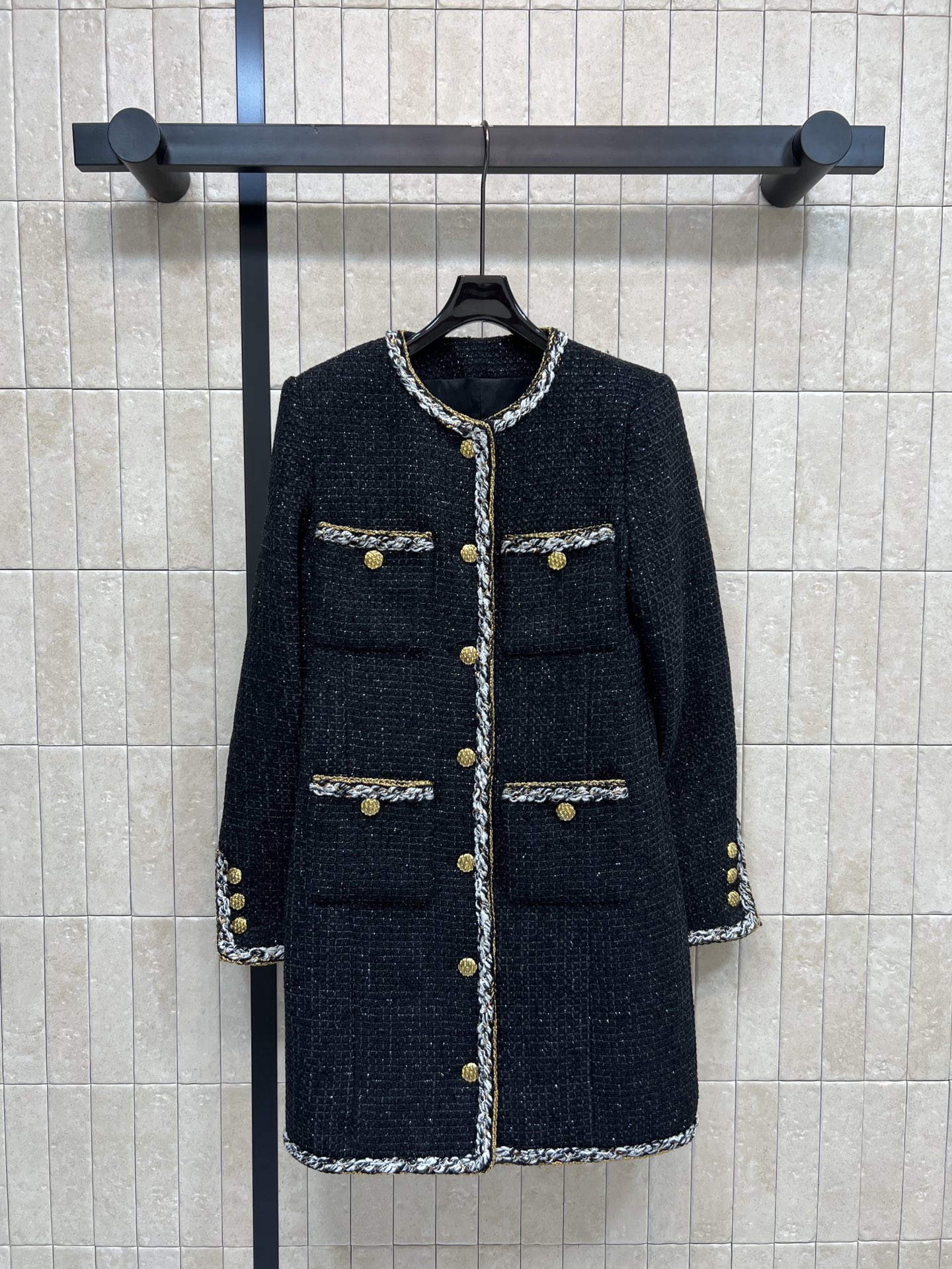 NO:591429,Xiaoxiangjia 25 new autumn and winter four-pocket tweed coat, classic round neck + black and white gold thread braided piping, ultra-exquisite metal button decoration, shoulder version, suitable for a variety of body types, tweed material is warm and layered, perfect for autumn and winter!  It can be easily used in daily commuting and formal occasions. It is elegant when paired with skirts or trousers. It is a must-have classic item in the fashionable wardrobe. One color and three sizes. SML,,chanel,skirts,alexander wang19860909小香家 25秋冬新款 四口袋粗花呢大衣 经典圆领+黑白金线编织滚边 细节超精致金属纽扣装饰 正肩版型 适合多种身材 粗花呢材质保暖又有层次感 秋冬穿超合适！日常通勤、正式场合都能轻松驾驭 搭配裙装或裤装都很优雅 时髦精衣橱必备经典单品一色三码 SML,,chanel,skirts,alexander wang,Women's clothing