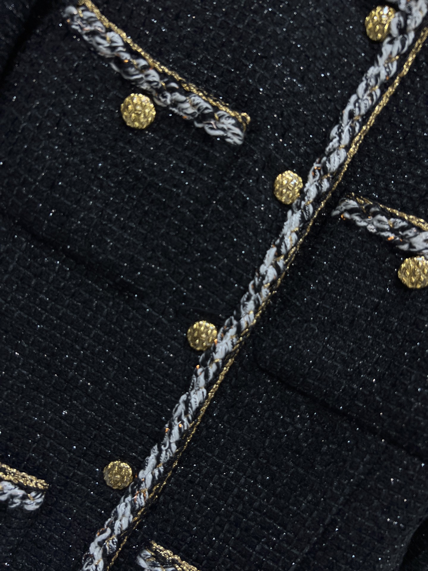 小香家 25秋冬新款 四口袋粗花呢大衣 经典圆领+黑白金线编织滚边 细节超精致金属纽扣装饰 正肩版型 适