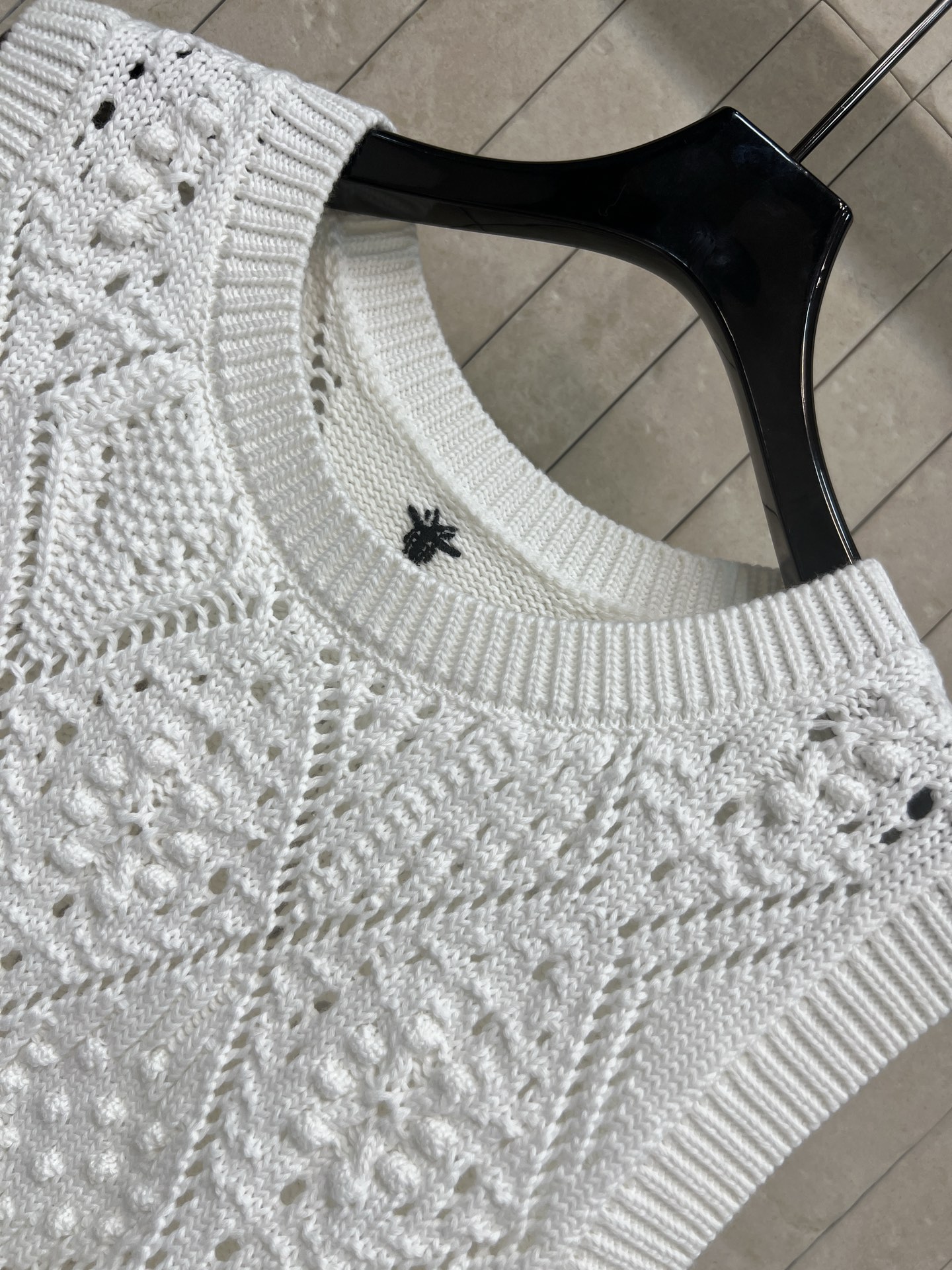 D家 26春夏新款 白色镂空针织背心 轻薄透气 几何镂空花纹超有设计感！无袖圆领 夏天穿超清爽 搭配高腰