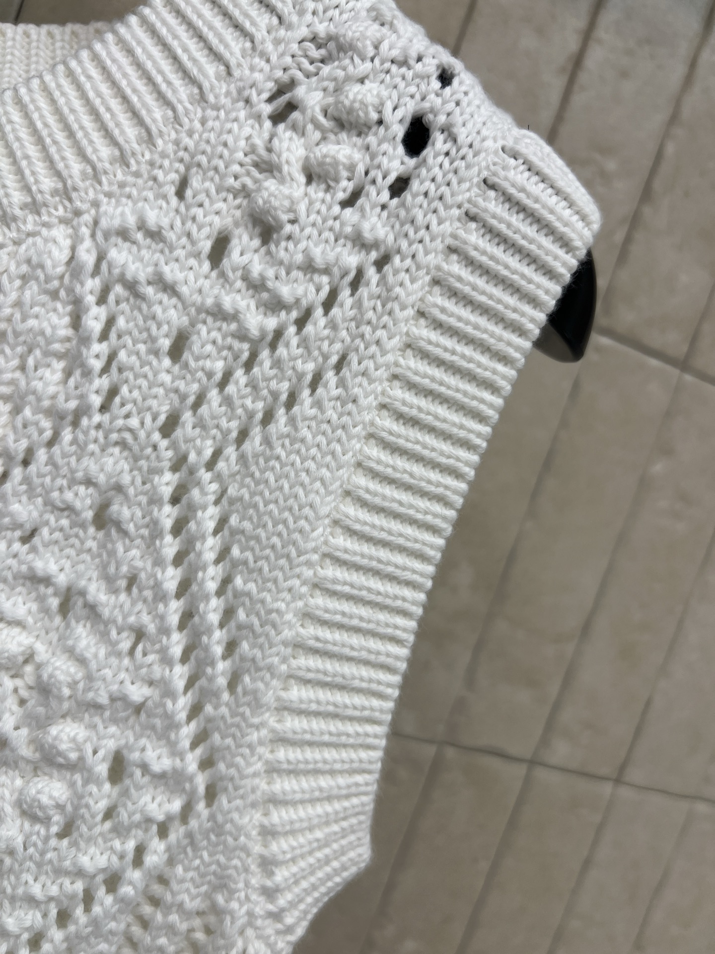 D家 26春夏新款 白色镂空针织背心 轻薄透气 几何镂空花纹超有设计感！无袖圆领 夏天穿超清爽 搭配高腰