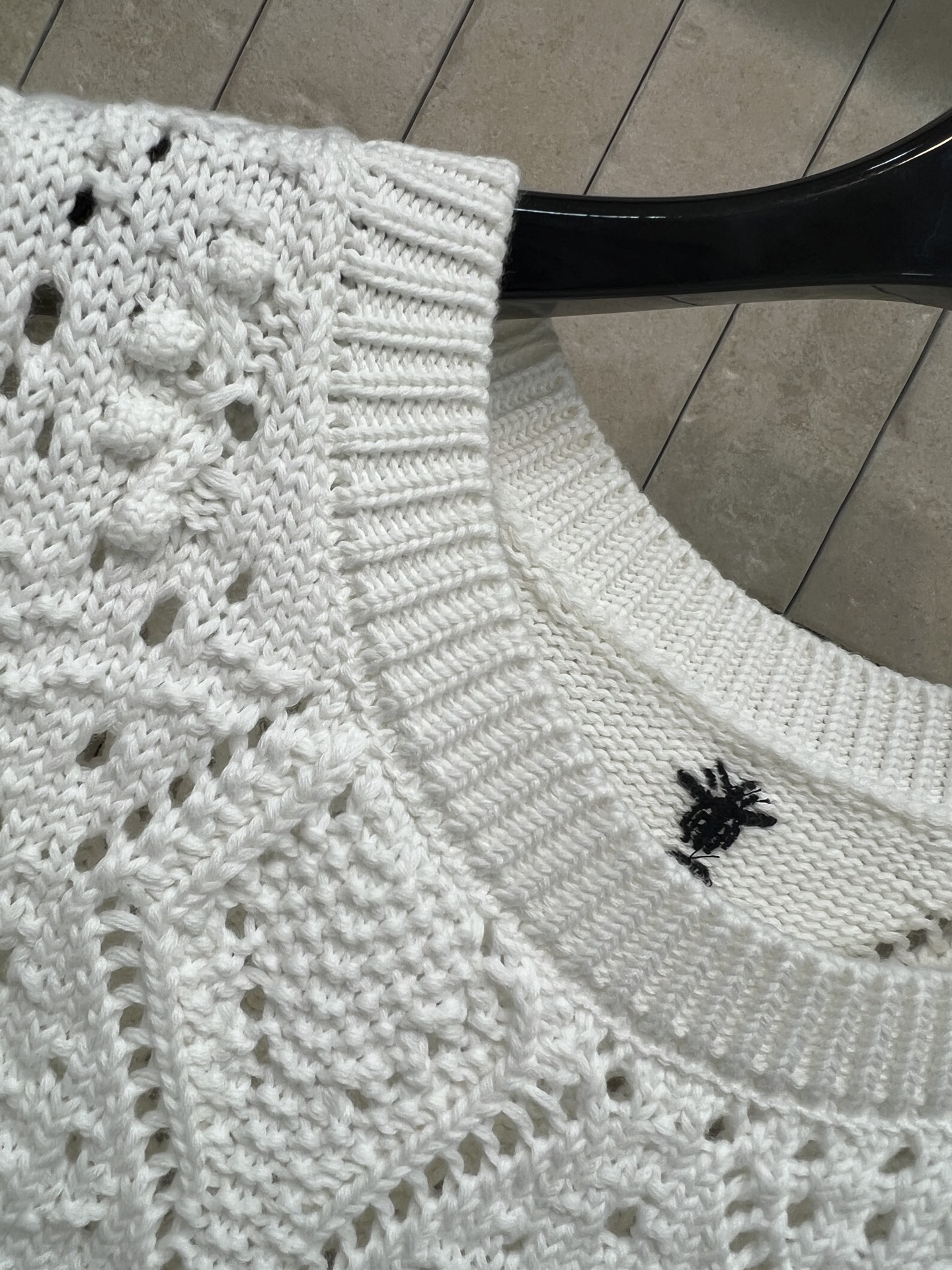 D家 26春夏新款 白色镂空针织背心 轻薄透气 几何镂空花纹超有设计感！无袖圆领 夏天穿超清爽 搭配高腰