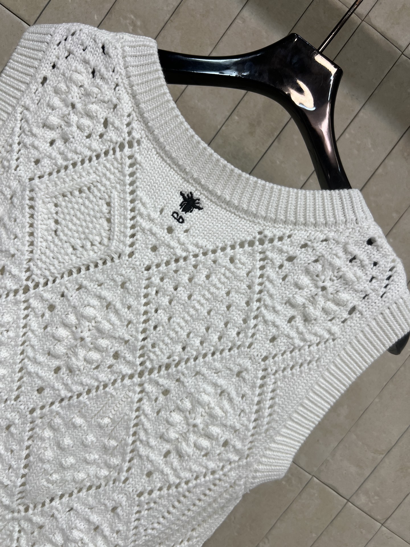 D家 26春夏新款 白色镂空针织背心 轻薄透气 几何镂空花纹超有设计感！无袖圆领 夏天穿超清爽 搭配高腰