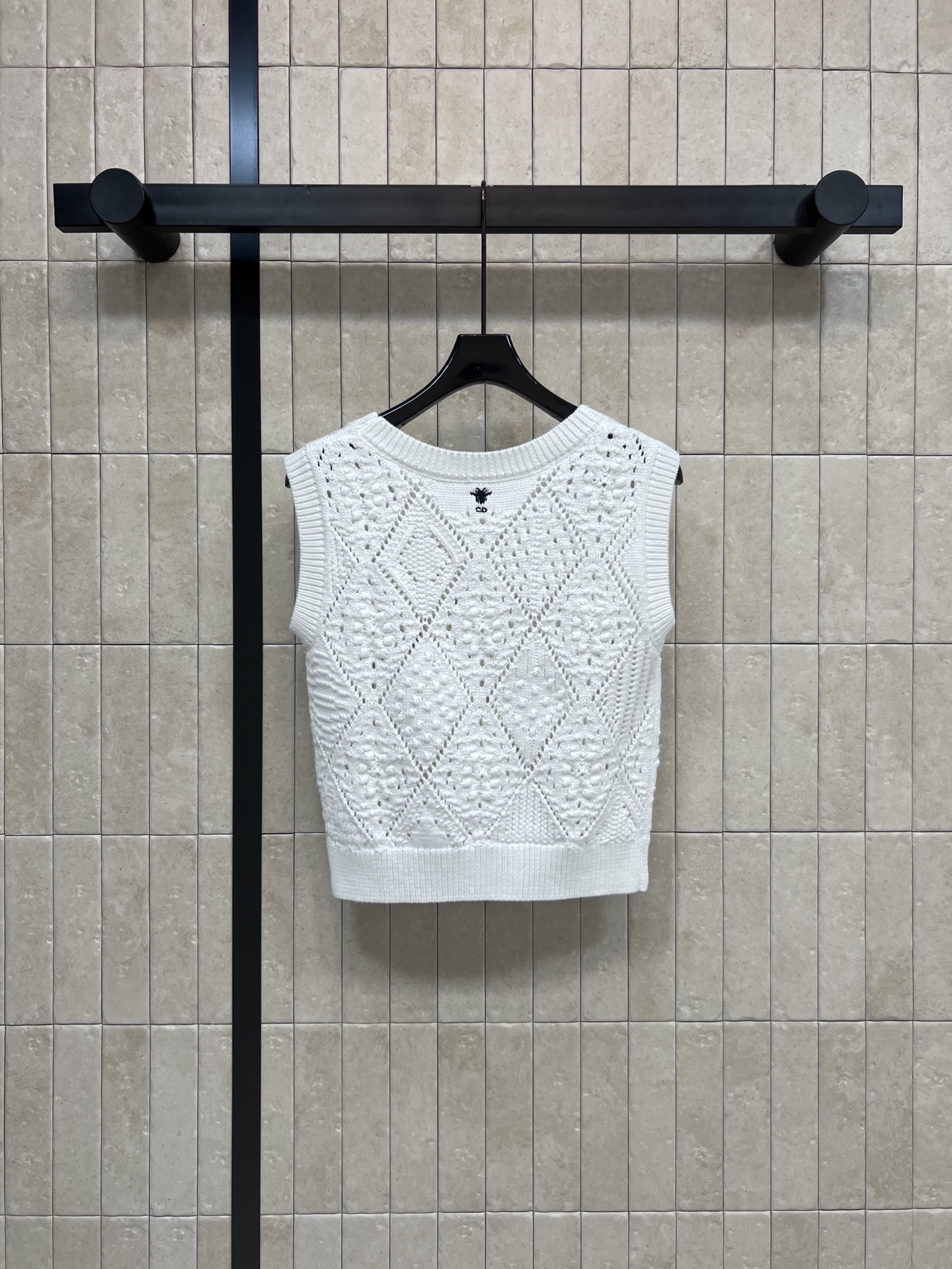 D家 26春夏新款 白色镂空针织背心 轻薄透气 几何镂空花纹超有设计感！无袖圆领 夏天穿超清爽 搭配高腰