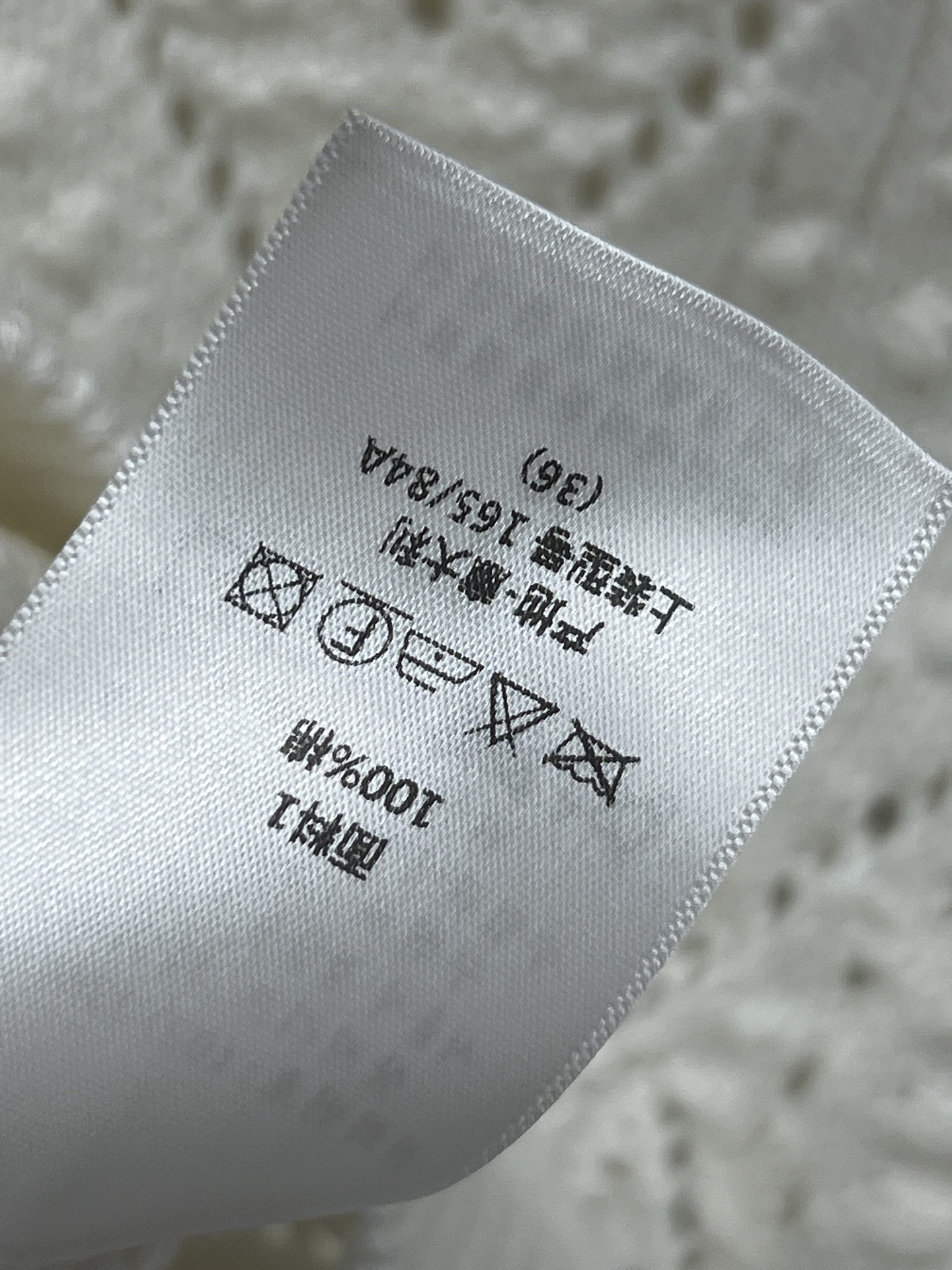 D家 26春夏新款 白色镂空针织背心 轻薄透气 几何镂空花纹超有设计感！无袖圆领 夏天穿超清爽 搭配高腰