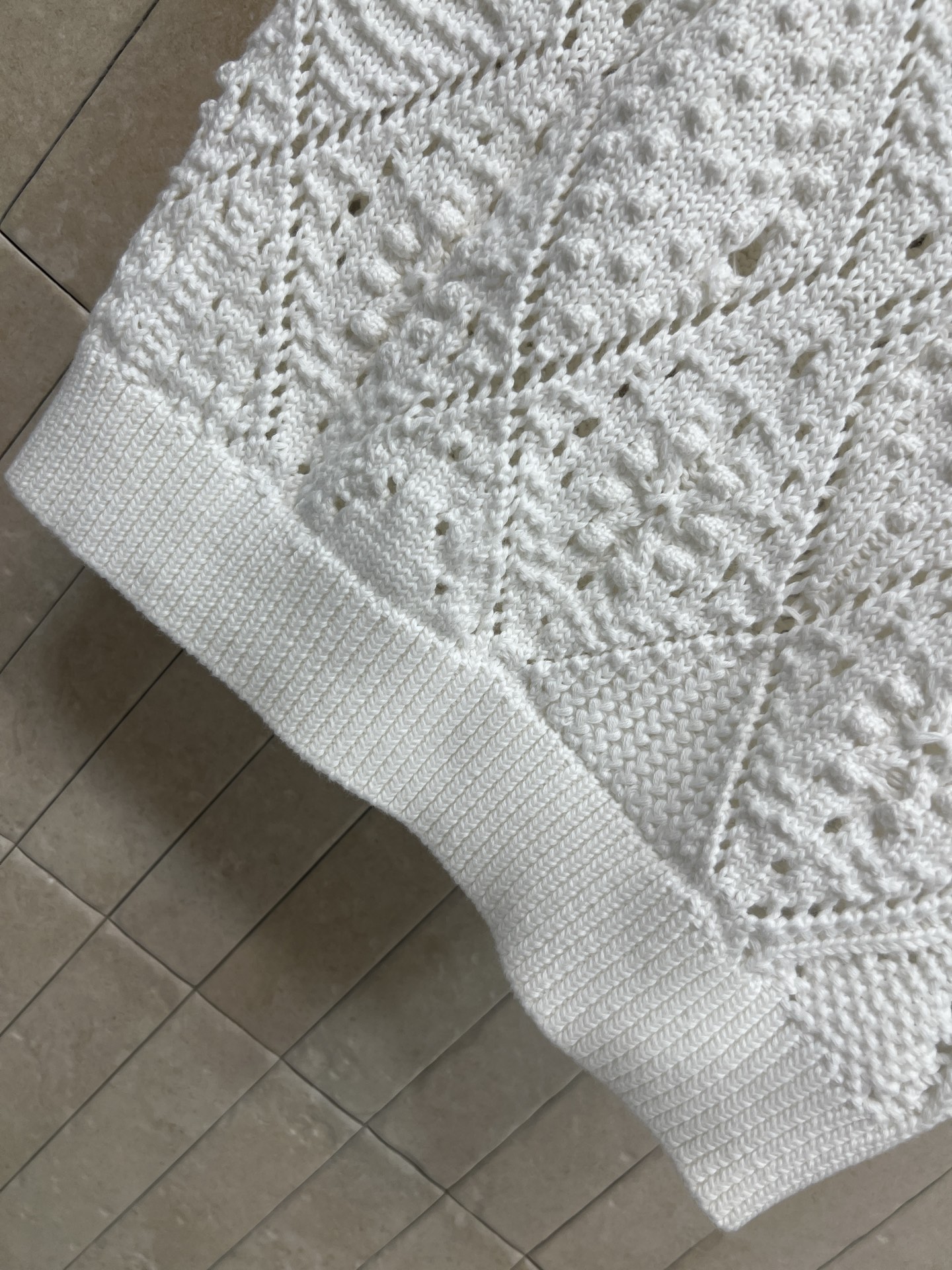 D家 26春夏新款 白色镂空针织背心 轻薄透气 几何镂空花纹超有设计感！无袖圆领 夏天穿超清爽 搭配高腰