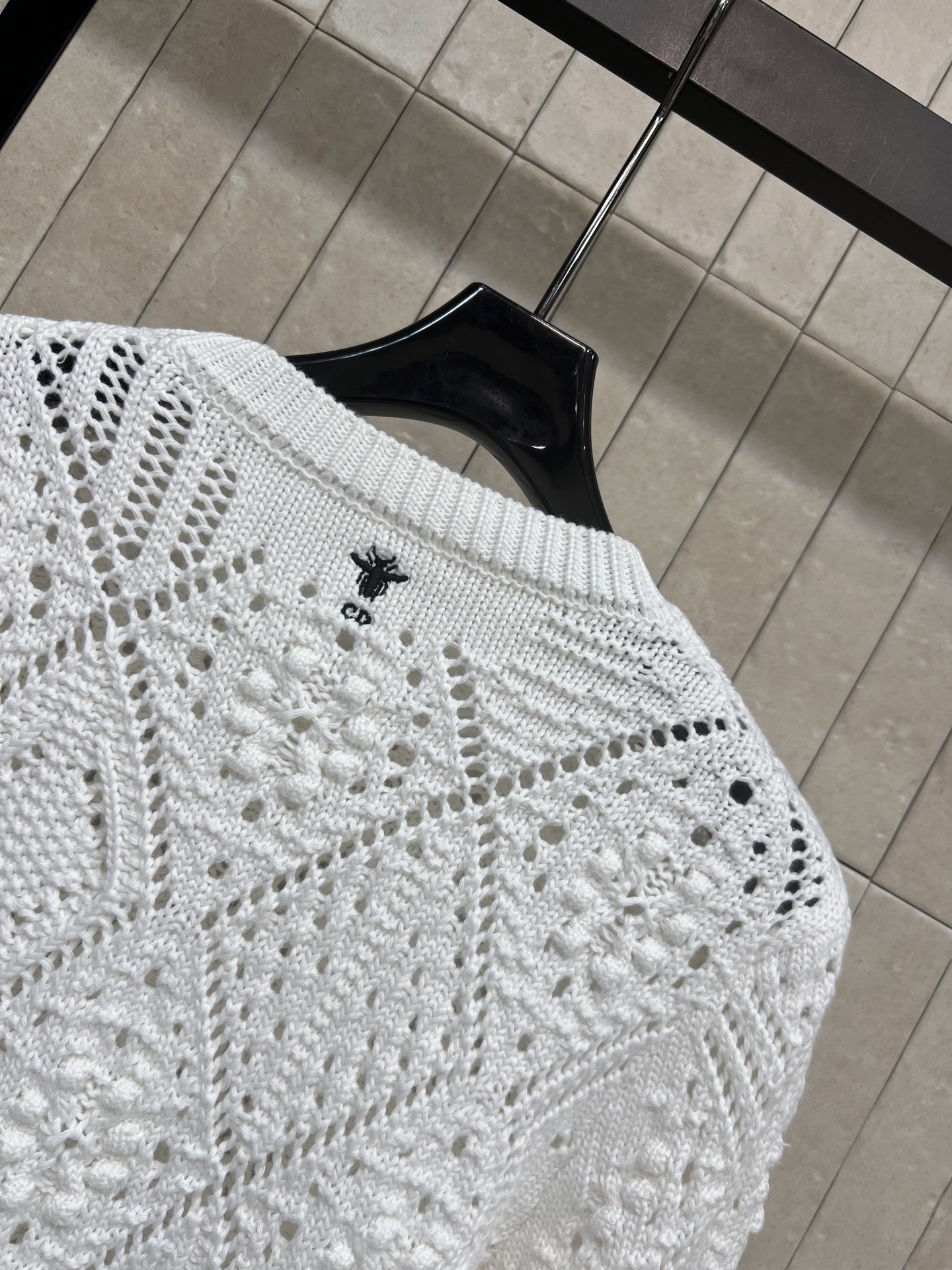 Dior 26春夏新款 白色镂空针织长袖衫 复古风设计 几何镂空图案+圆领长袖 优雅百搭 春夏穿搭超有气