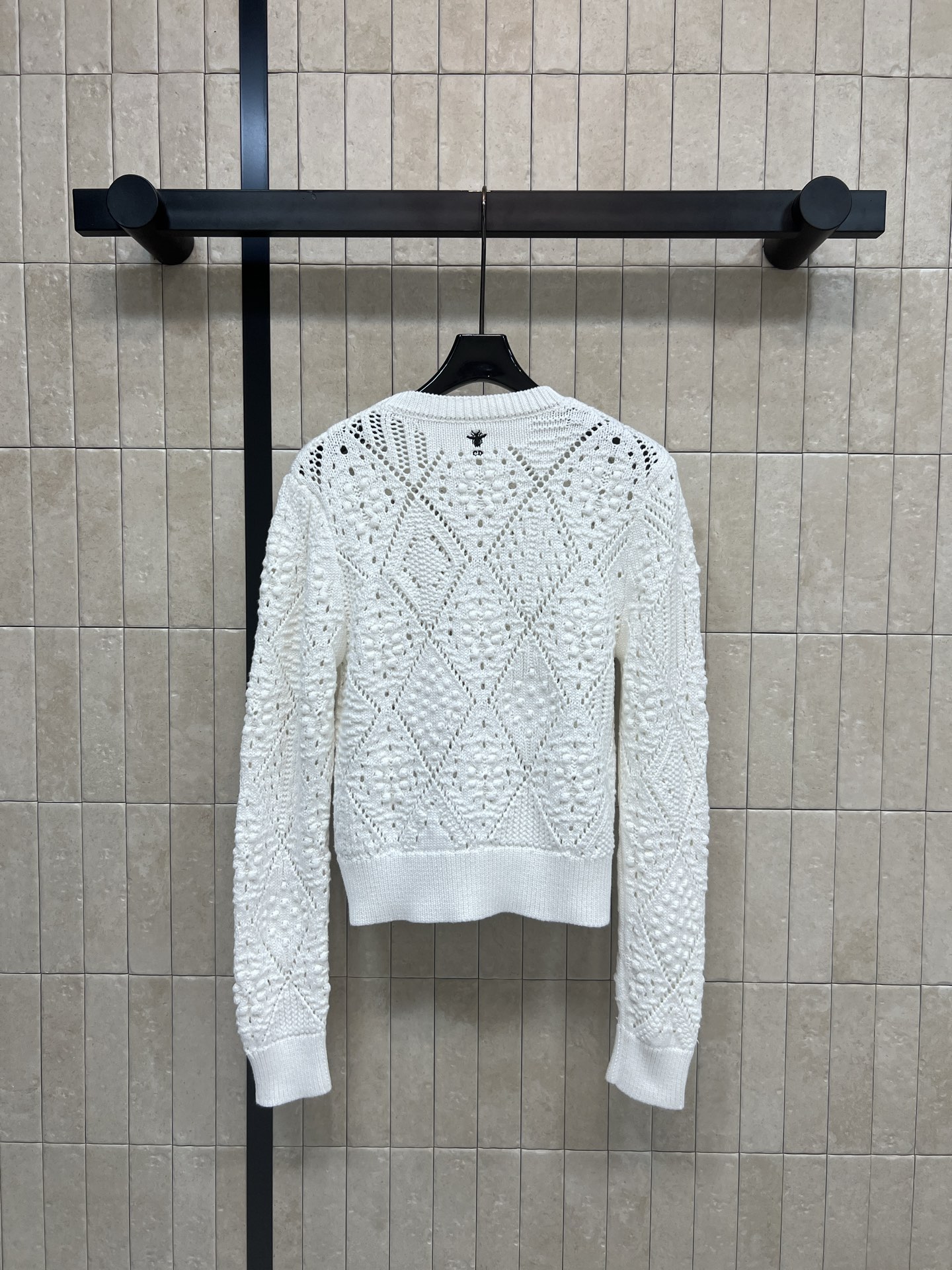 Dior 26春夏新款 白色镂空针织长袖衫 复古风设计 几何镂空图案+圆领长袖 优雅百搭 春夏穿搭超有气