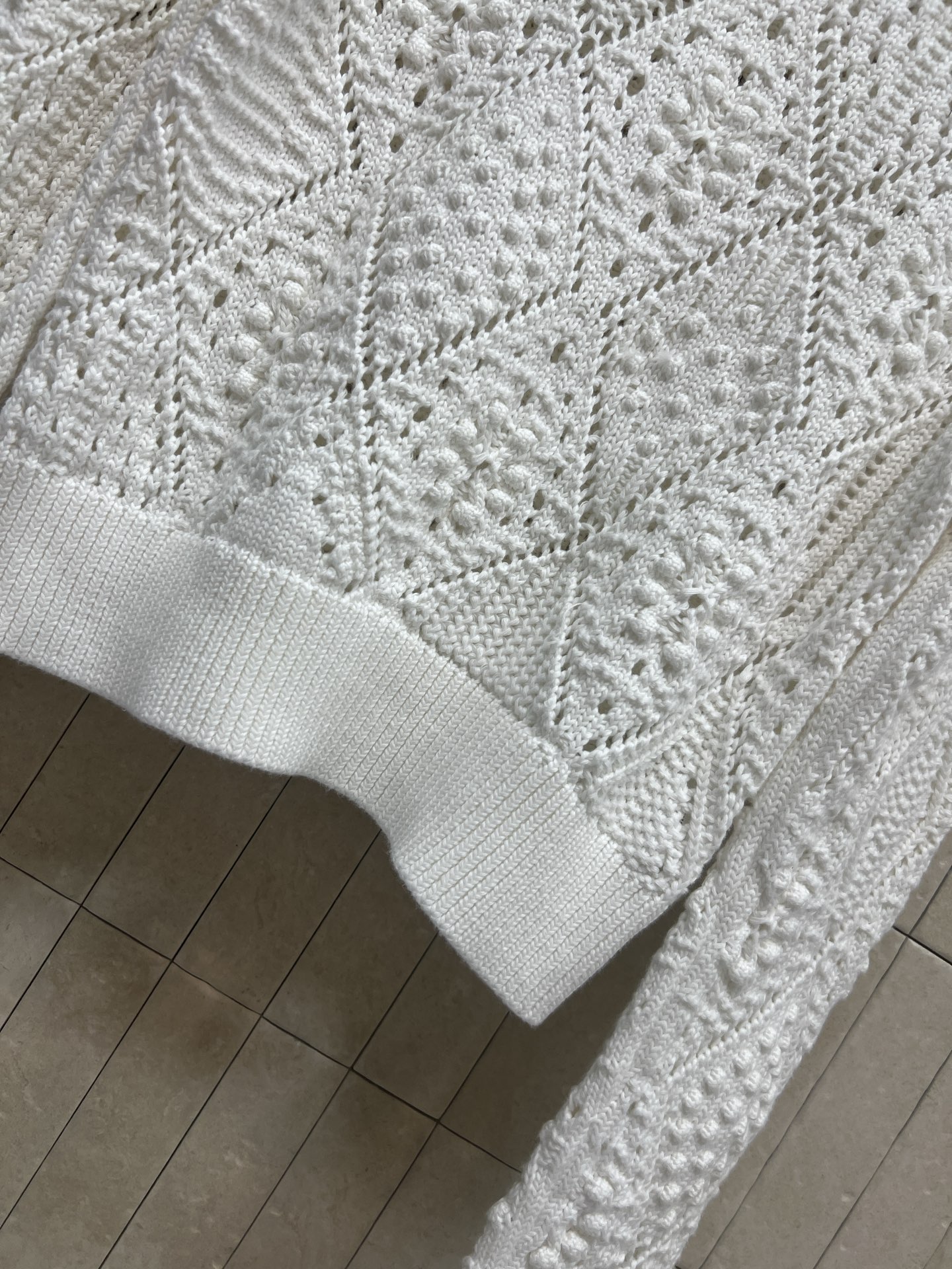 Dior 26春夏新款 白色镂空针织长袖衫 复古风设计 几何镂空图案+圆领长袖 优雅百搭 春夏穿搭超有气