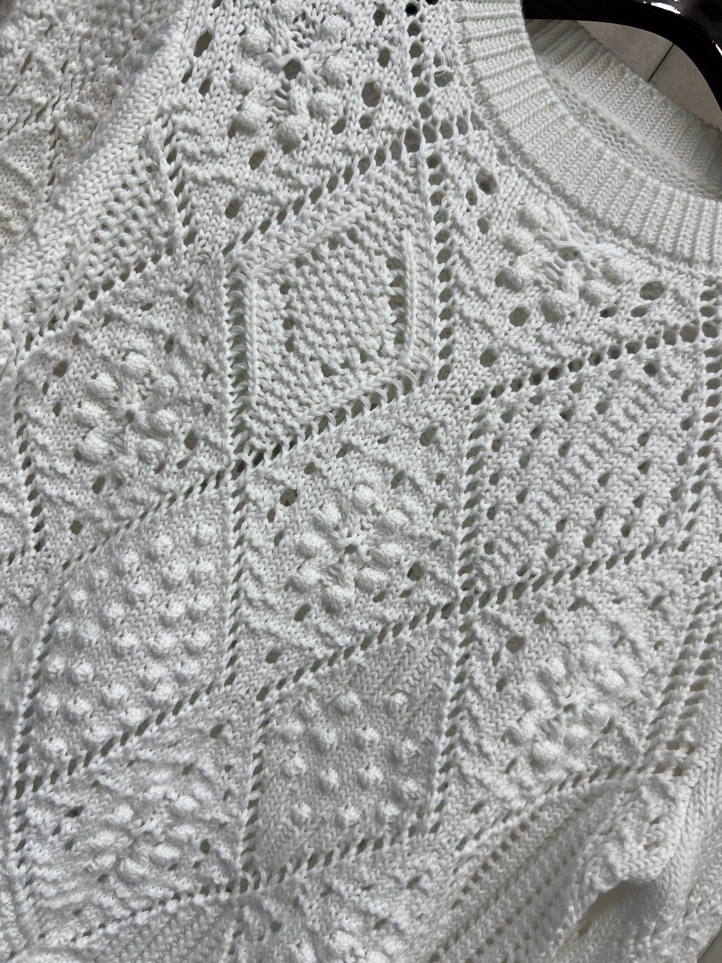 Dior 26春夏新款 白色镂空针织长袖衫 复古风设计 几何镂空图案+圆领长袖 优雅百搭 春夏穿搭超有气