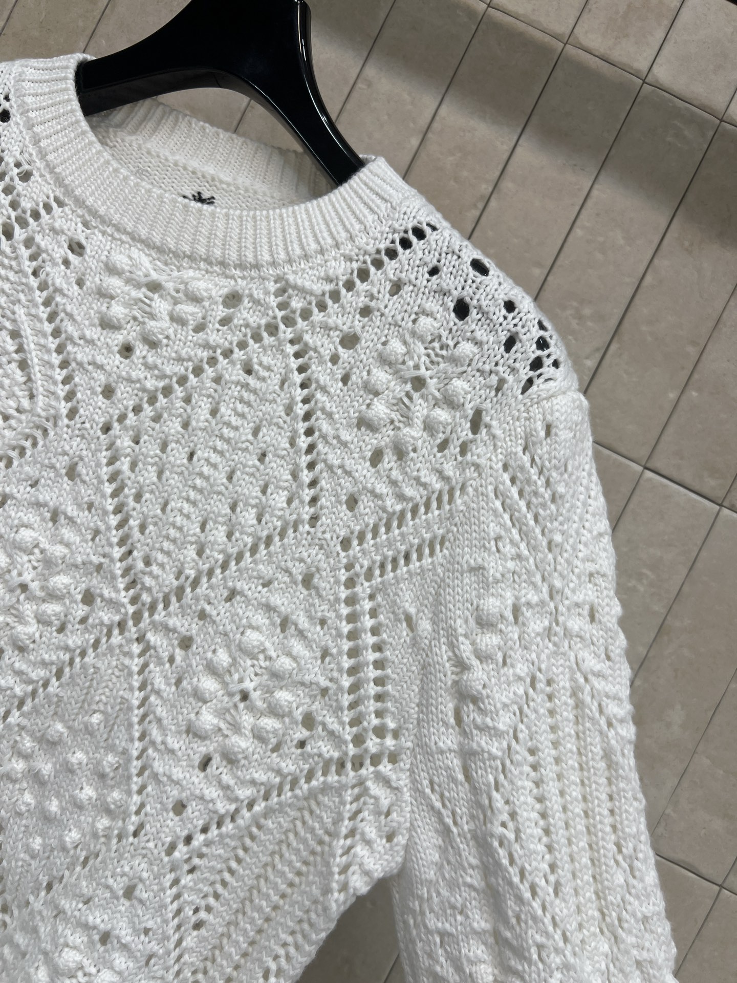 Dior 26春夏新款 白色镂空针织长袖衫 复古风设计 几何镂空图案+圆领长袖 优雅百搭 春夏穿搭超有气