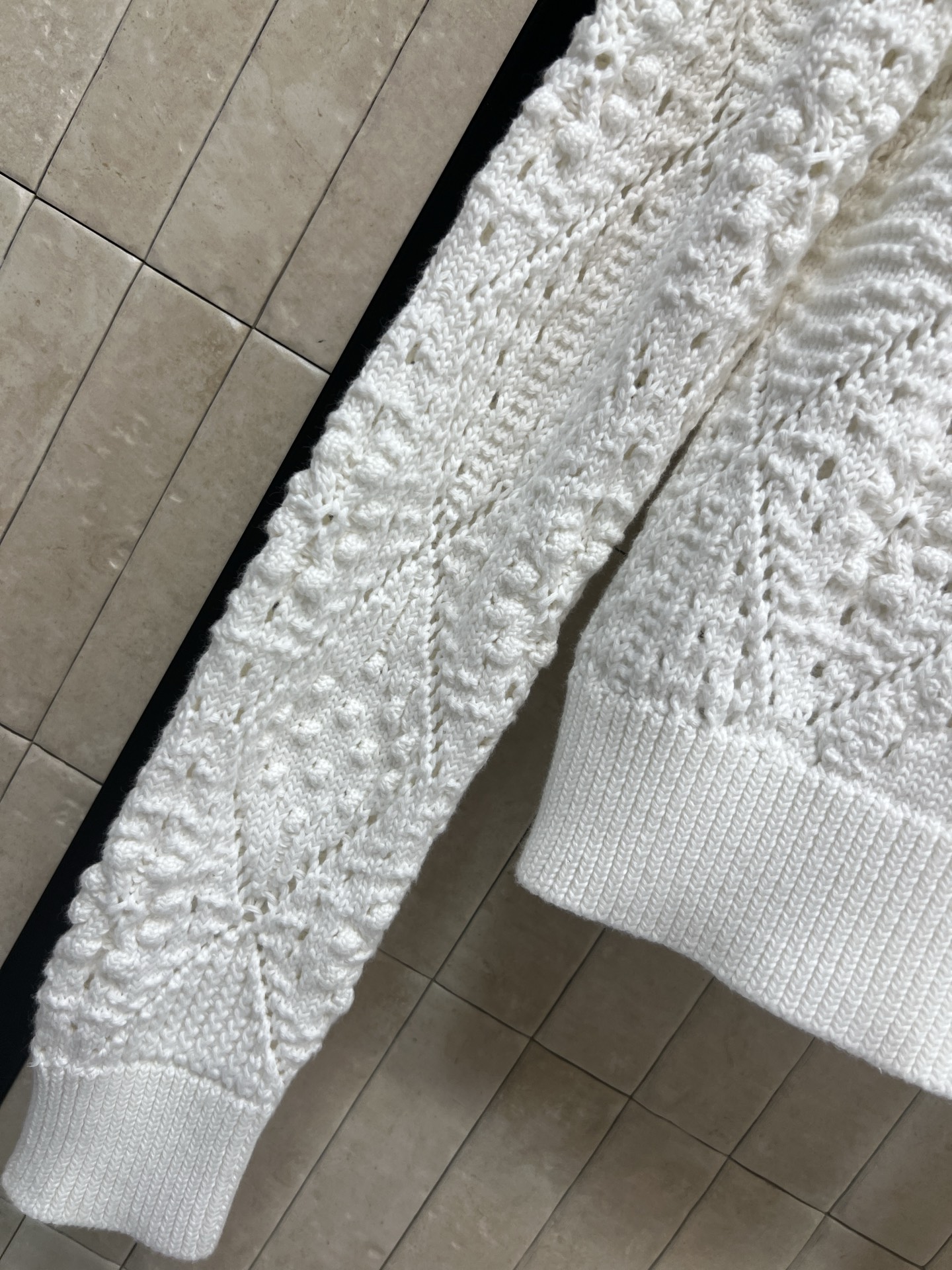 Dior 26春夏新款 白色镂空针织长袖衫 复古风设计 几何镂空图案+圆领长袖 优雅百搭 春夏穿搭超有气
