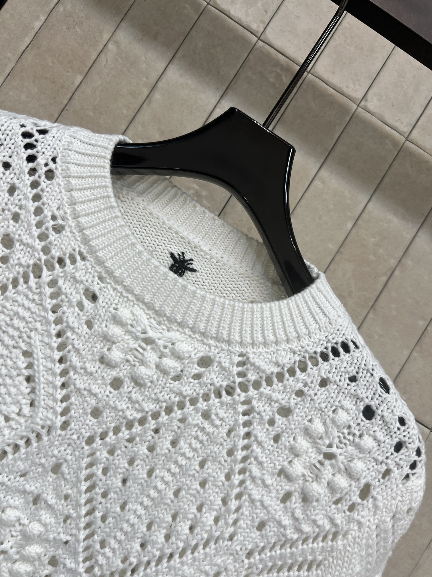 Dior 26春夏新款 白色镂空针织长袖衫 复古风设计 几何镂空图案+圆领长袖 优雅百搭 春夏穿搭超有气