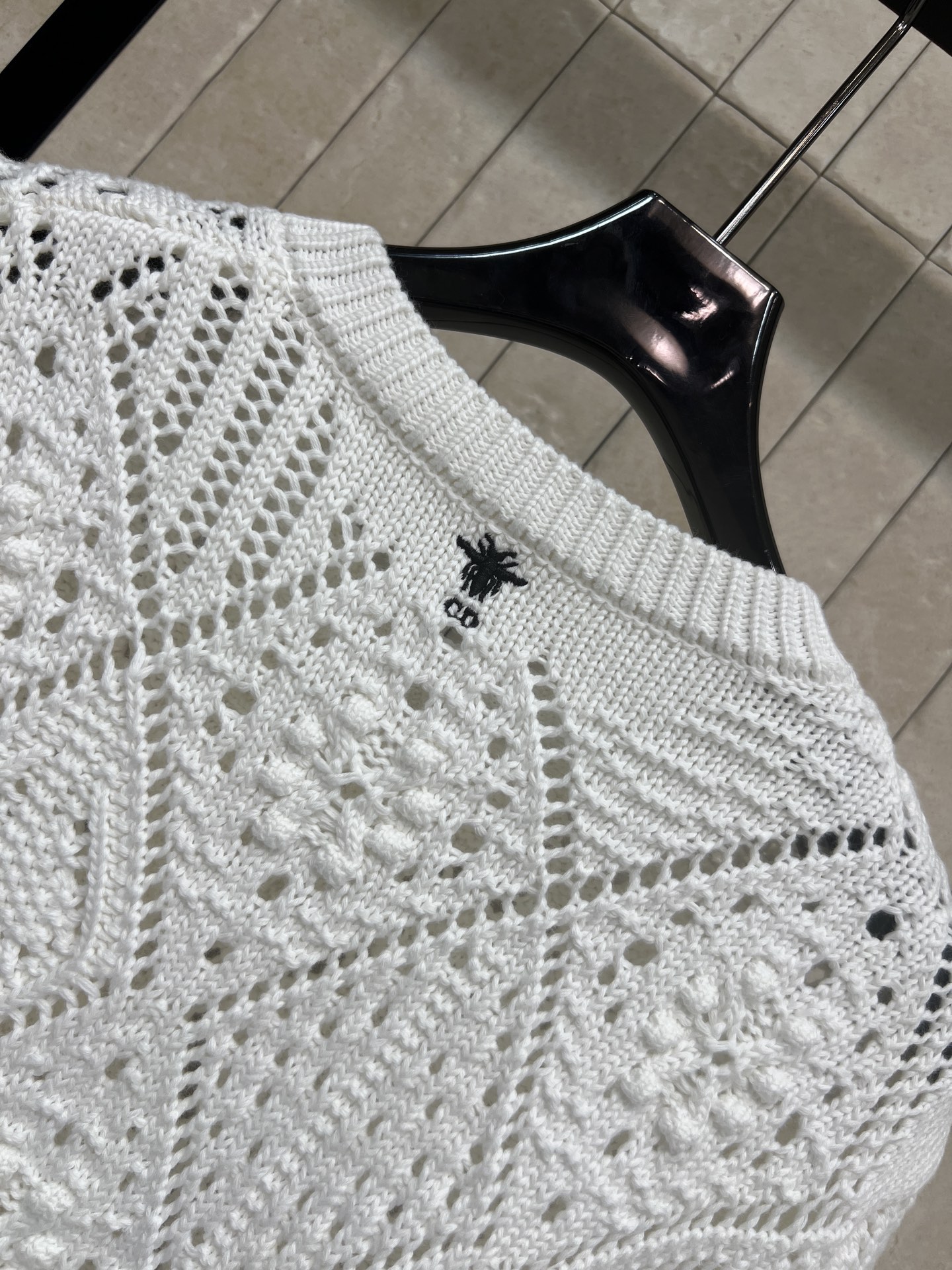 D家 26春夏新款 白色镂空针织开衫 轻薄透气 几何镂空+珍珠纽扣 细节超精致 短款剪裁 搭高腰裤/裙都