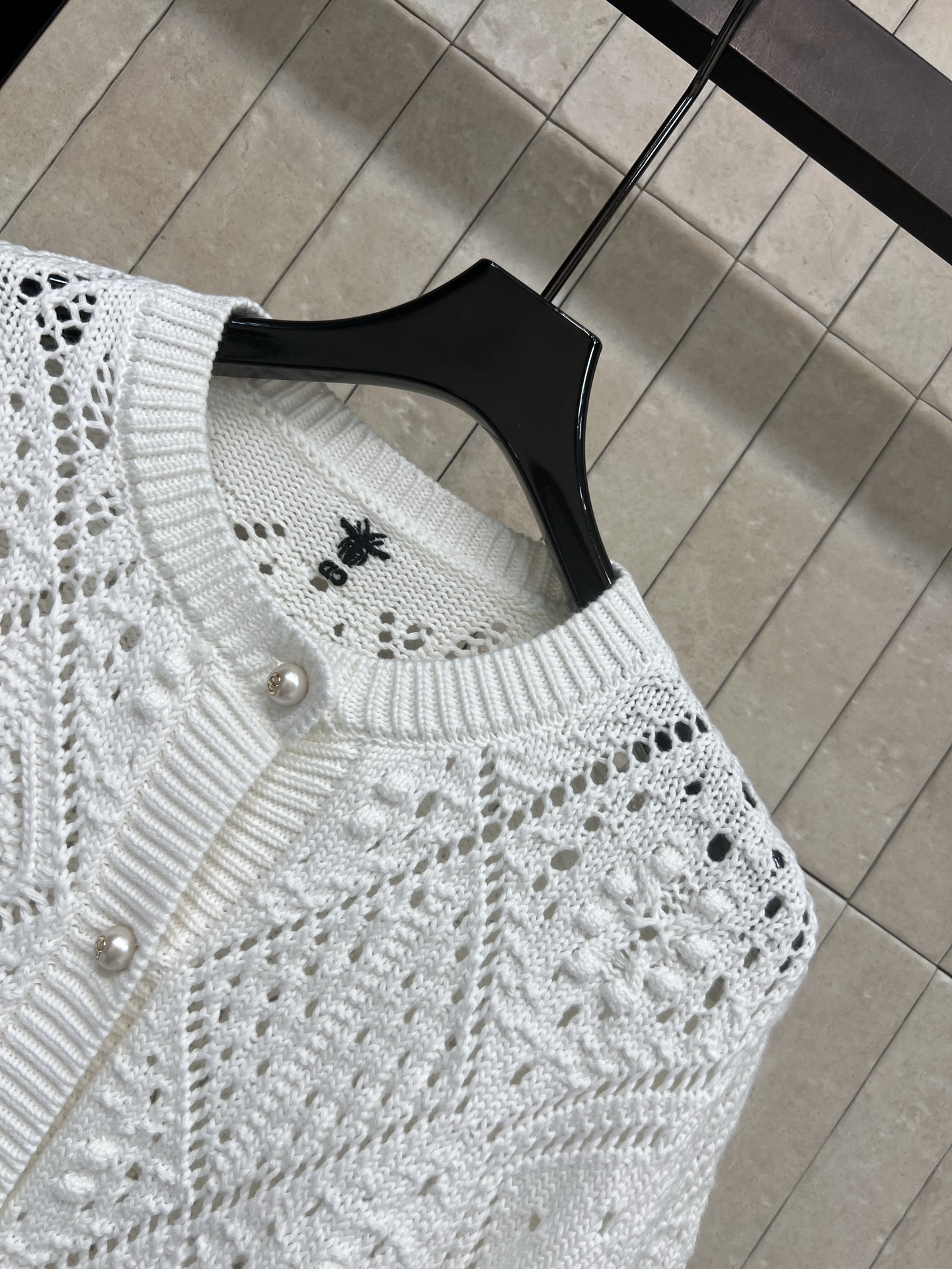 D家 26春夏新款 白色镂空针织开衫 轻薄透气 几何镂空+珍珠纽扣 细节超精致 短款剪裁 搭高腰裤/裙都