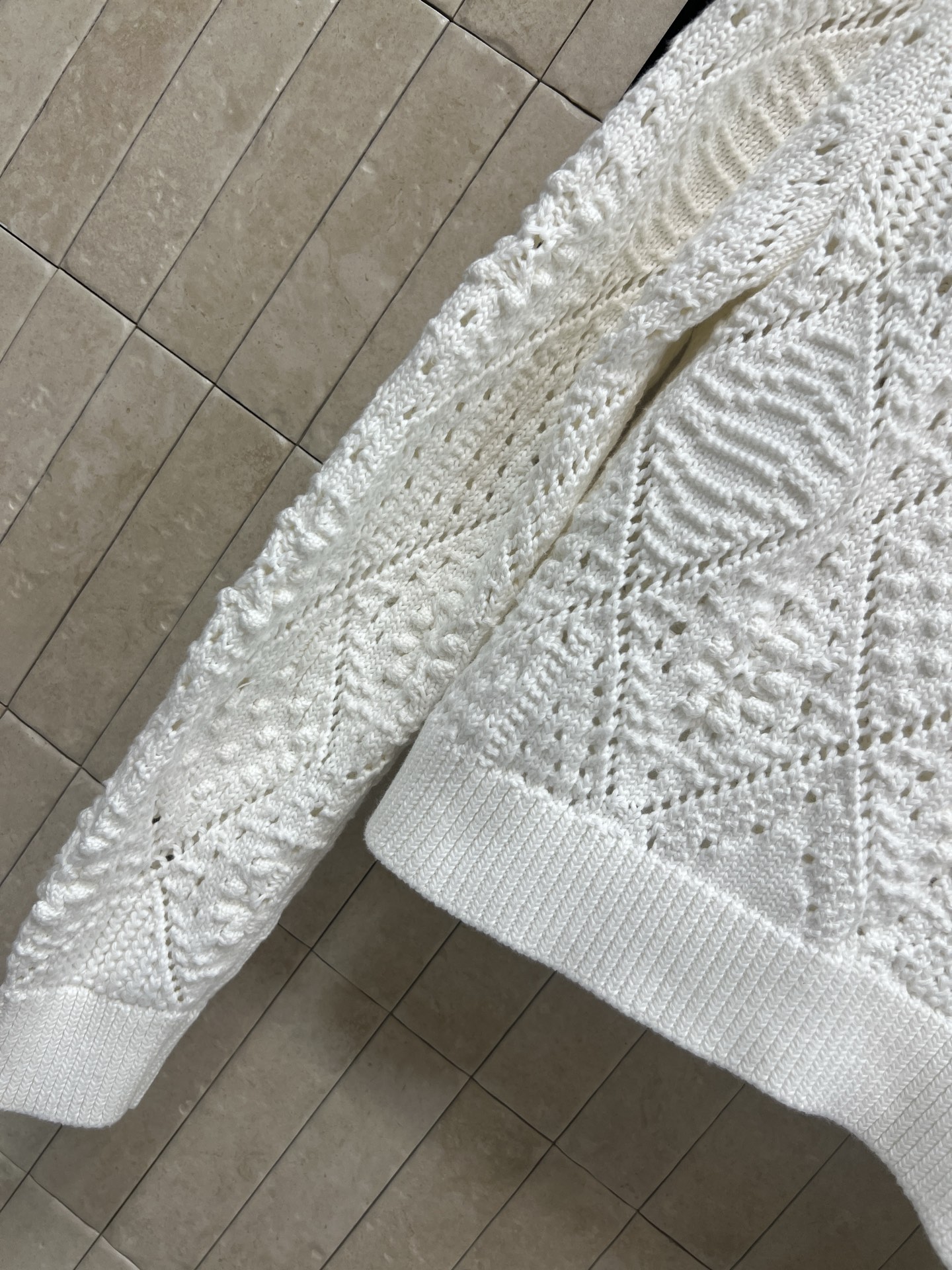 D家 26春夏新款 白色镂空针织开衫 轻薄透气 几何镂空+珍珠纽扣 细节超精致 短款剪裁 搭高腰裤/裙都