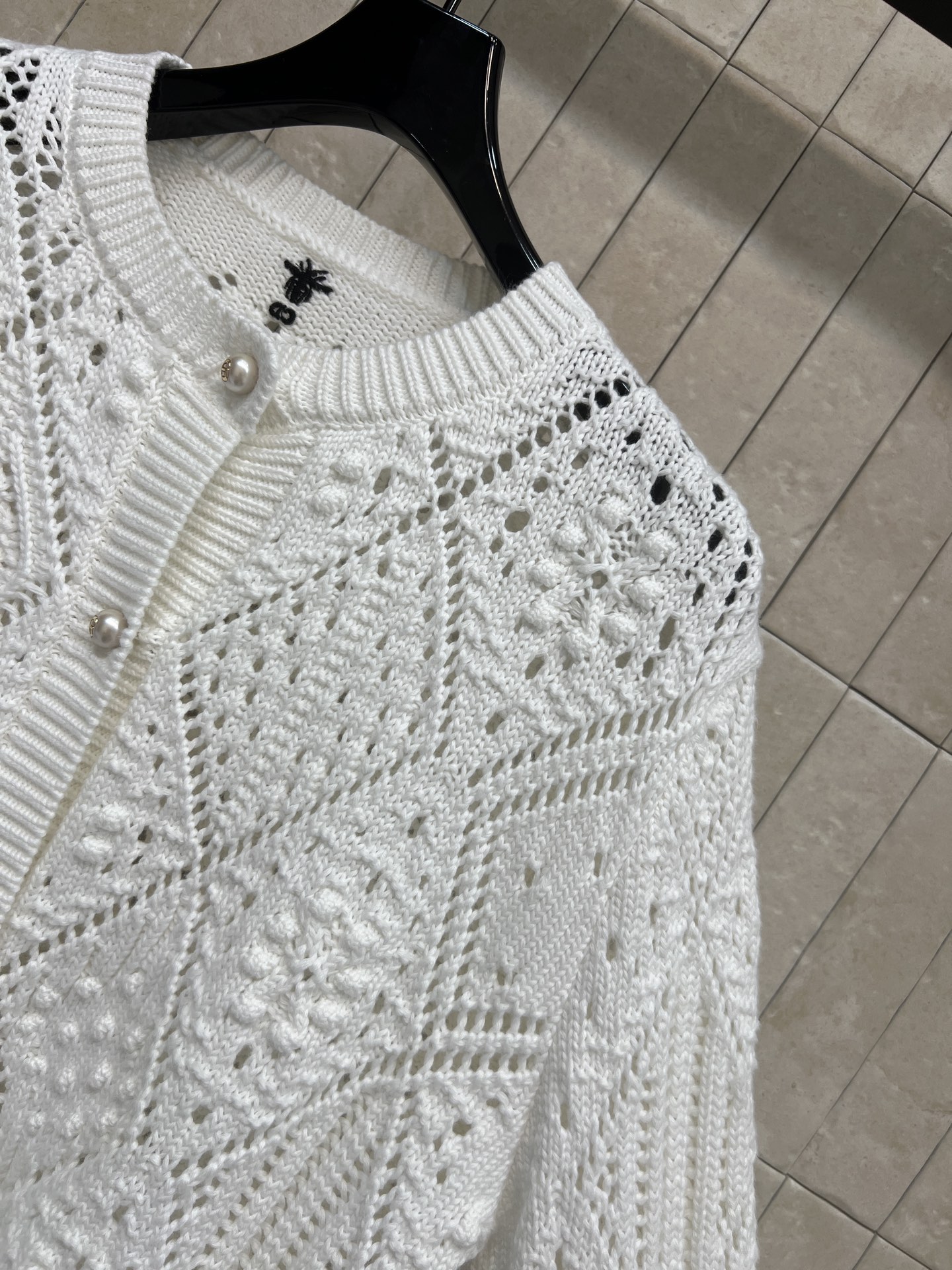 D家 26春夏新款 白色镂空针织开衫 轻薄透气 几何镂空+珍珠纽扣 细节超精致 短款剪裁 搭高腰裤/裙都