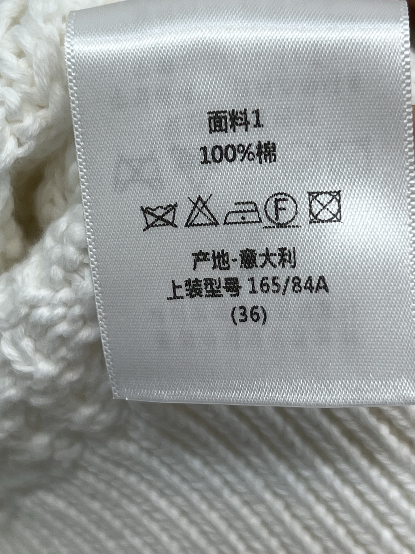 D家 26春夏新款 白色镂空针织开衫 轻薄透气 几何镂空+珍珠纽扣 细节超精致 短款剪裁 搭高腰裤/裙都