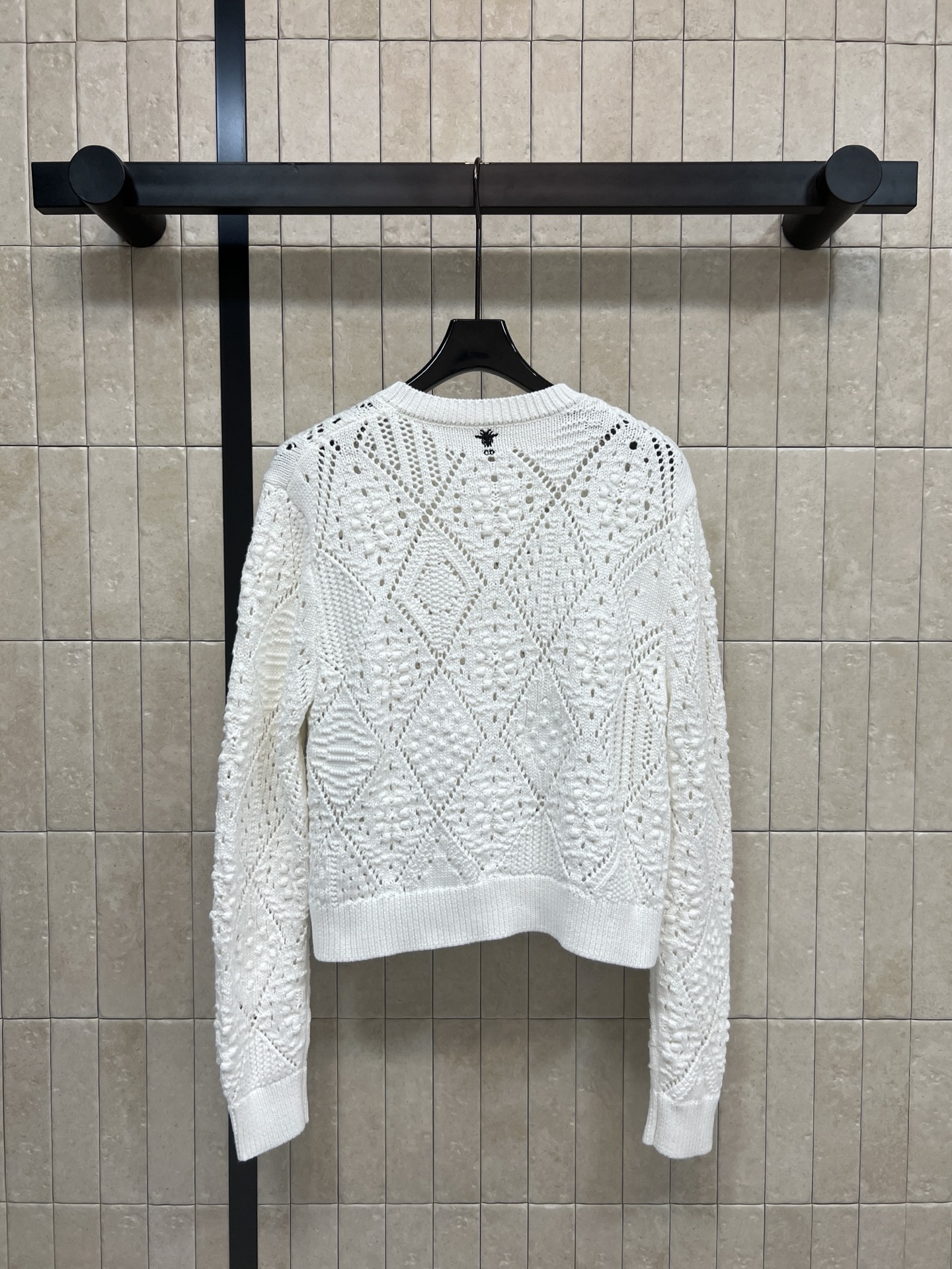 D家 26春夏新款 白色镂空针织开衫 轻薄透气 几何镂空+珍珠纽扣 细节超精致 短款剪裁 搭高腰裤/裙都