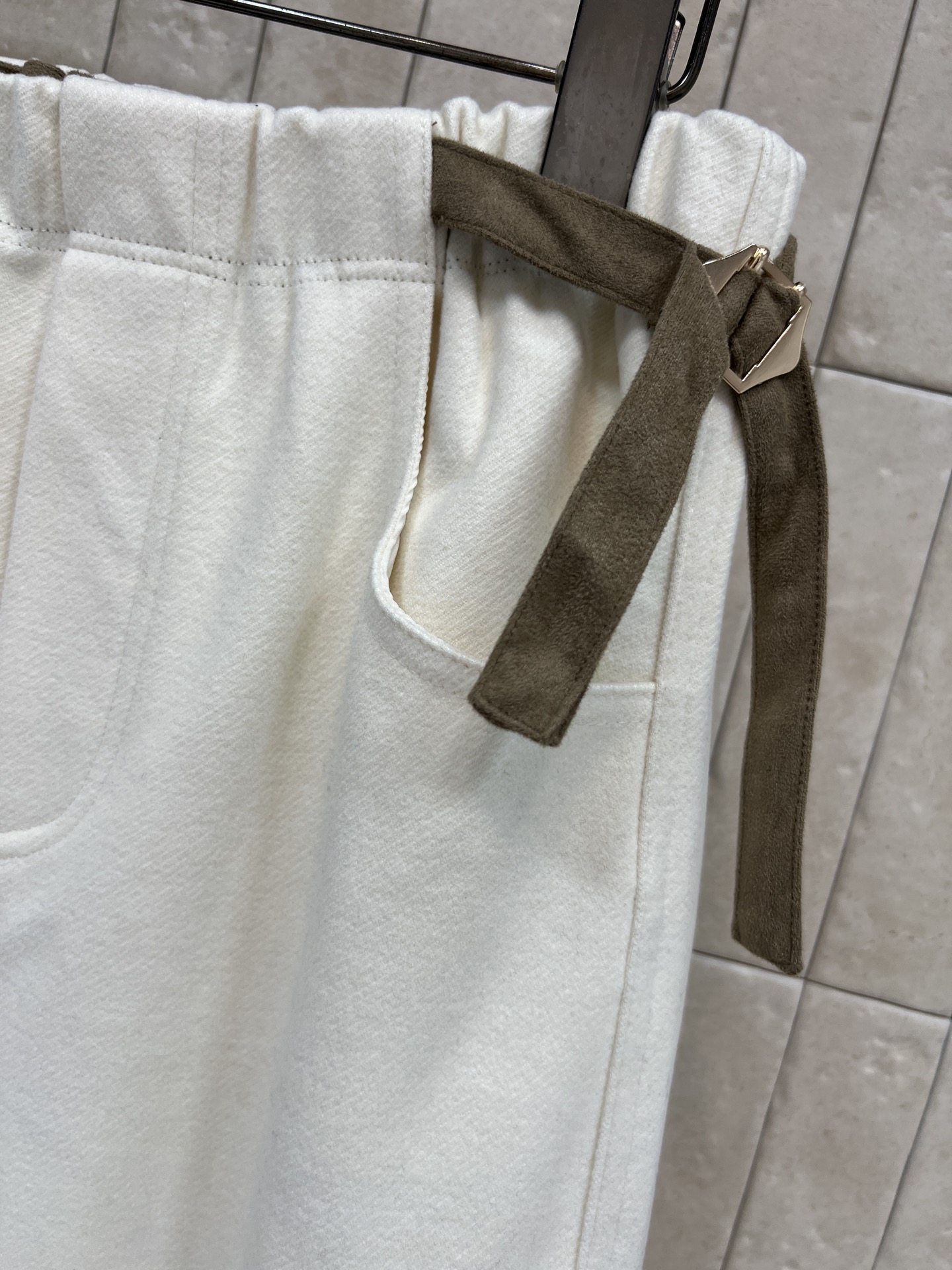 25秋冬新款 高腰抽绳拼接休闲裤 松紧腰拼接丝绒抽绳设计 阔腿休闲裤型 上身随性又百搭显瘦 秋冬搭配大衣