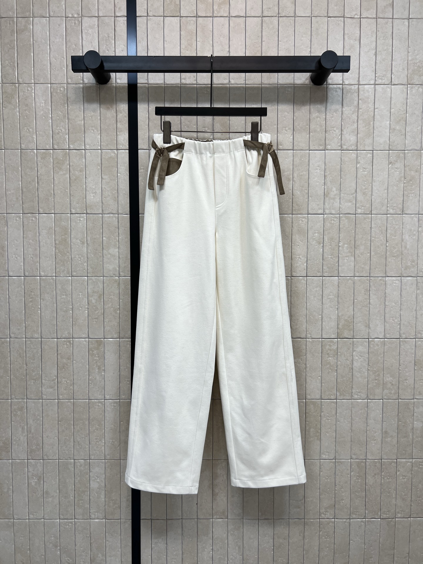 NO:591447,25 new autumn and winter styles. High waisted drawstring spliced ​​casual pants. Elastic waist spliced ​​velvet drawstring design. Wide-leg casual pants. The upper body is casual and versatile and looks slim. It also looks good with a coat in autumn and winter. Casual and lazy style. Two colors and three sizes. Size/S-M-L,,alexander wang1986090925秋冬新款 高腰抽绳拼接休闲裤 松紧腰拼接丝绒抽绳设计 阔腿休闲裤型 上身随性又百搭显瘦 秋冬搭配大衣也好看 休闲的慵懒范 两色三码 Size/S-M-L,,alexander wang,Women's clothing