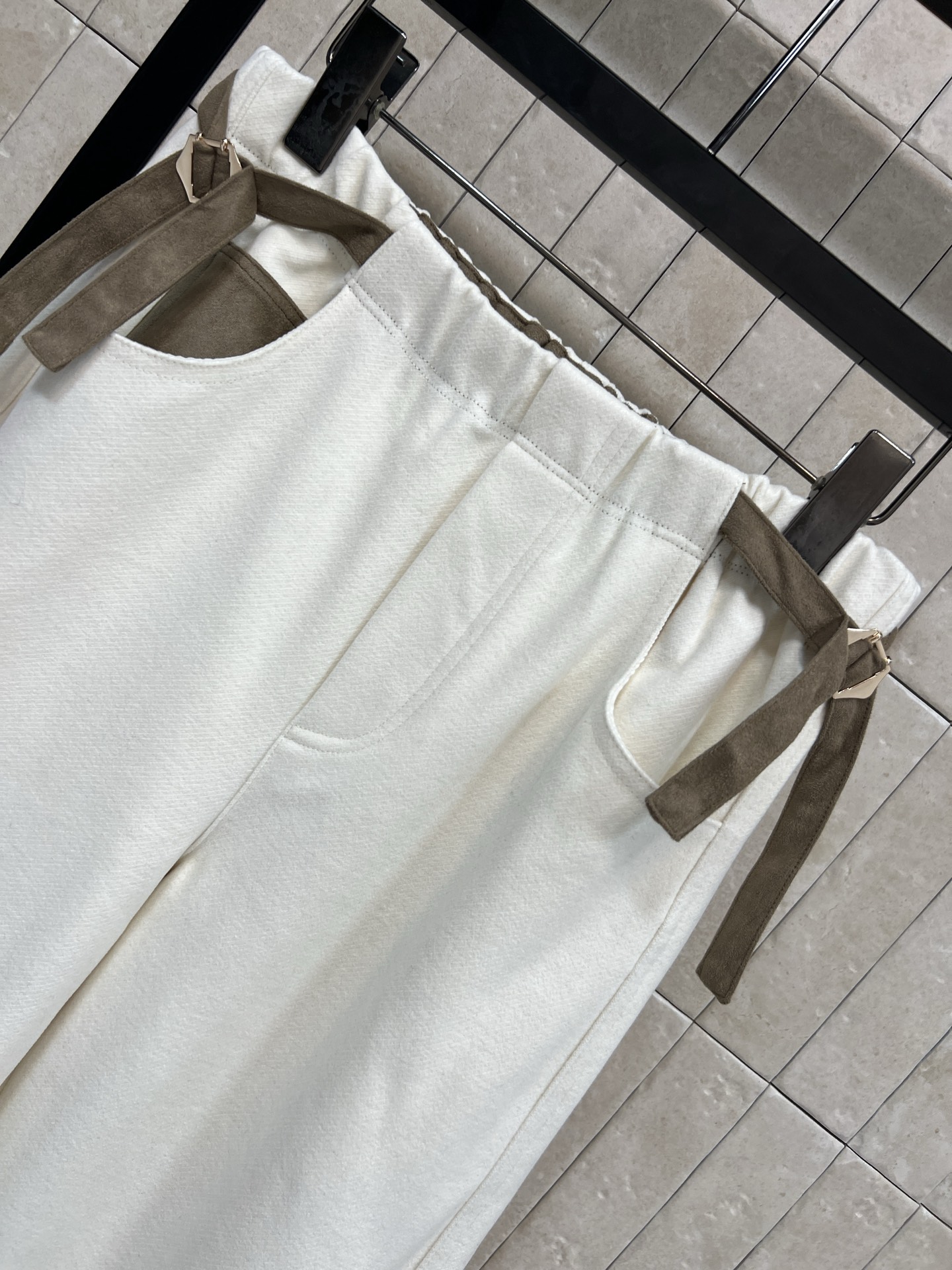 25秋冬新款 高腰抽绳拼接休闲裤 松紧腰拼接丝绒抽绳设计 阔腿休闲裤型 上身随性又百搭显瘦 秋冬搭配大衣