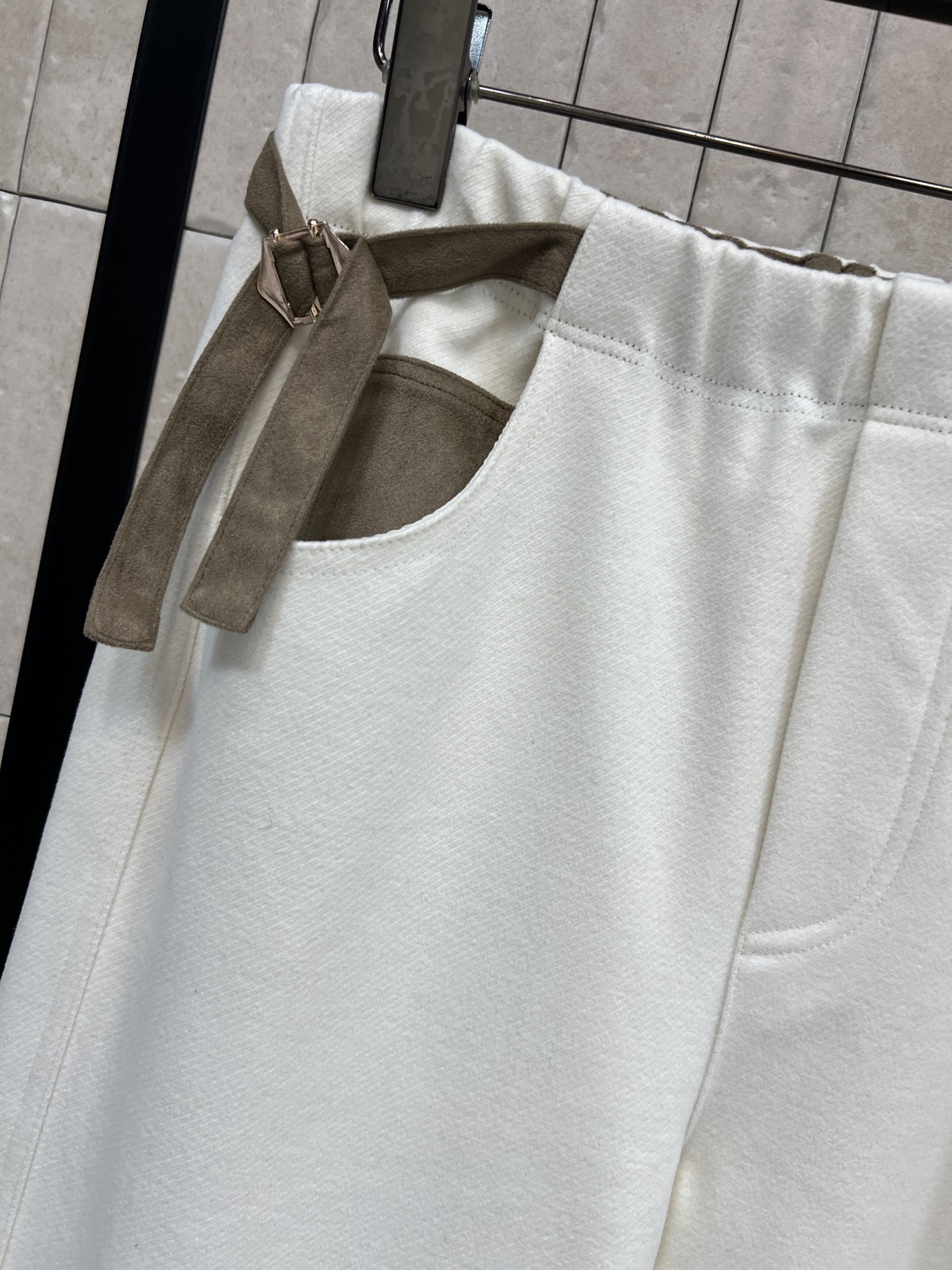 25秋冬新款 高腰抽绳拼接休闲裤 松紧腰拼接丝绒抽绳设计 阔腿休闲裤型 上身随性又百搭显瘦 秋冬搭配大衣