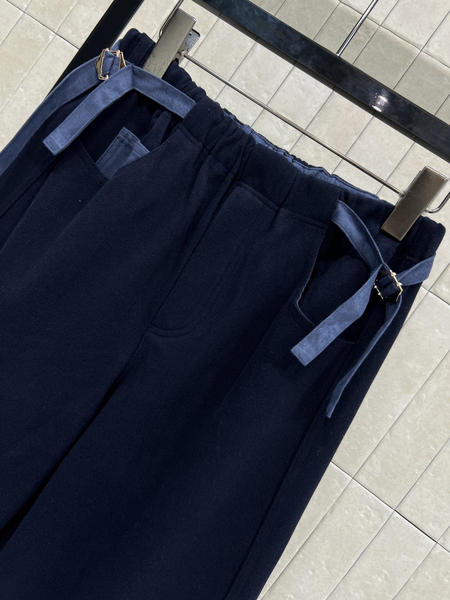 25秋冬新款 高腰抽绳拼接休闲裤 松紧腰拼接丝绒抽绳设计 阔腿休闲裤型 上身随性又百搭显瘦 秋冬搭配大衣