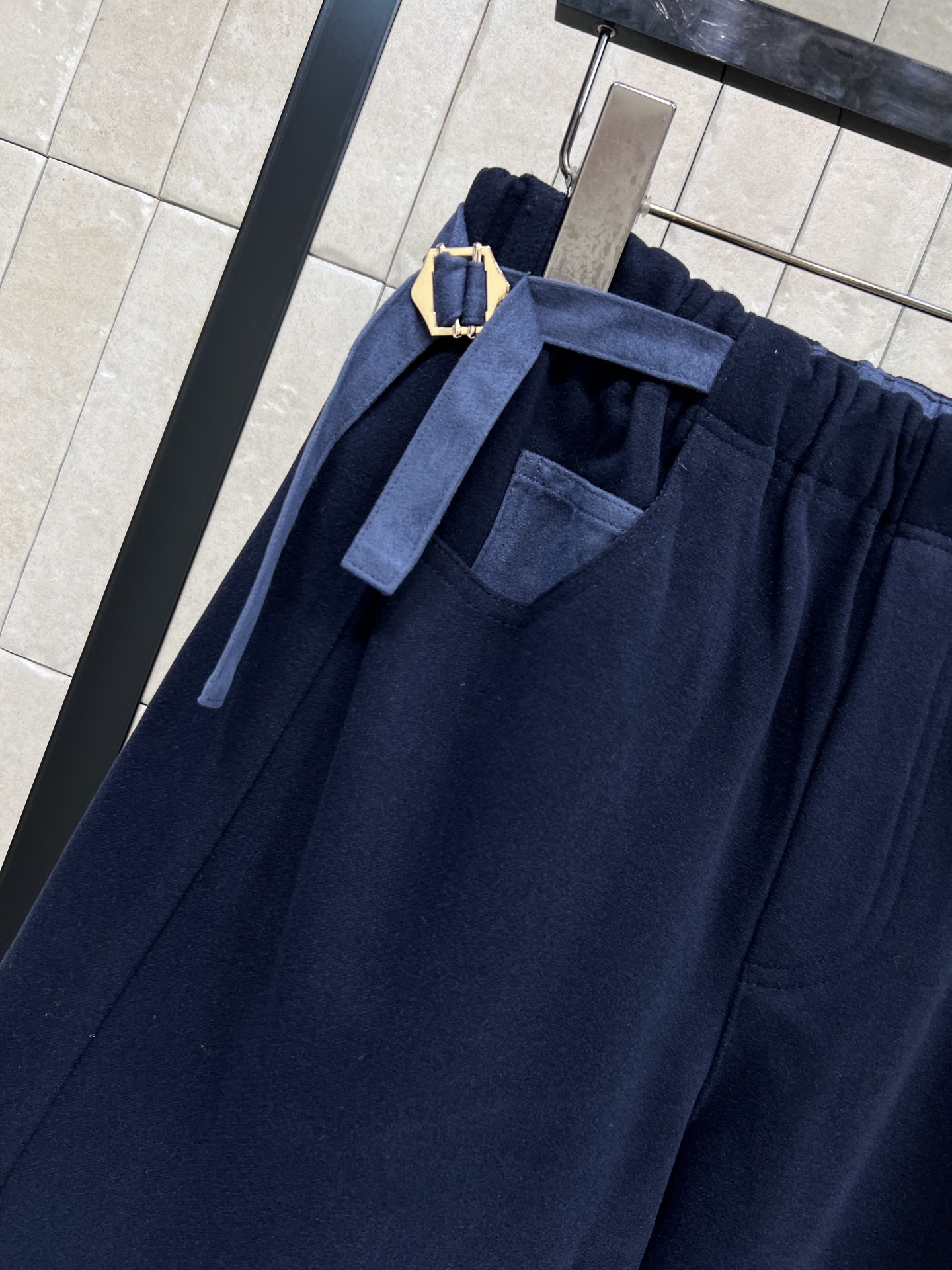 25秋冬新款 高腰抽绳拼接休闲裤 松紧腰拼接丝绒抽绳设计 阔腿休闲裤型 上身随性又百搭显瘦 秋冬搭配大衣