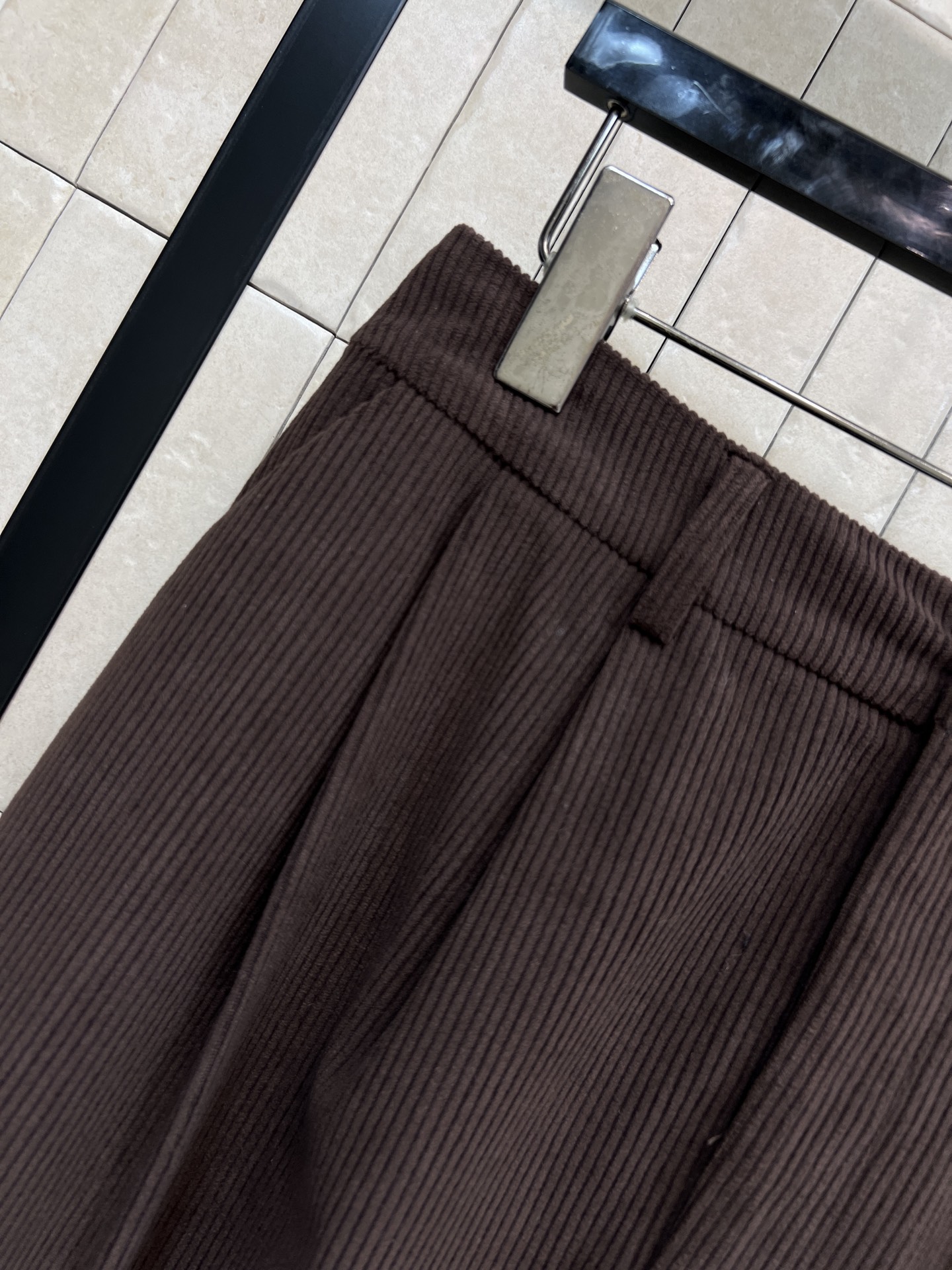 PD家 25秋冬新款 三角标灯芯绒半身裙 高腰直筒半身裙 一秒显出大长腿 后面口袋经典三角标装饰 灯芯绒