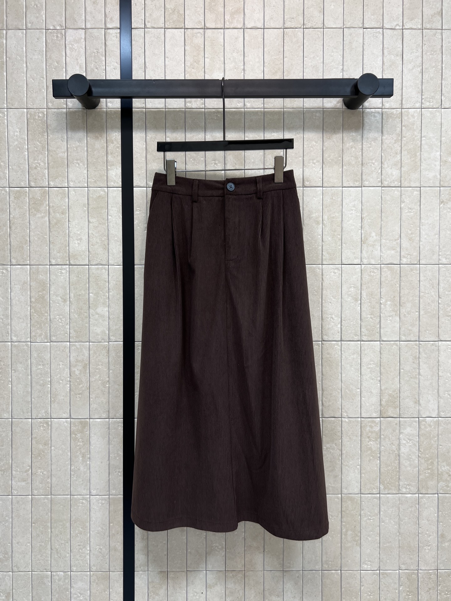 NO:591460,PD Home 25 new autumn and winter style triangle logo corduroy skirt High-waisted straight skirt Shows long legs in one second Classic triangle logo decoration on the back pocket Corduroy fabric is soft and drapey Comfortable to wear without being bloated Retro atmosphere brings full production Can be used for commuting and leisure Two colors and three sizes SML, dior, skirts, alexander wang19860909PD家 25秋冬新款 三角标灯芯绒半身裙 高腰直筒半身裙 一秒显出大长腿 后面口袋经典三角标装饰 灯芯绒面料柔软有垂感 穿着舒适不臃肿 复古氛围感拉满产 通勤休闲都能hold住 两色三码 SML,,dior,skirts,alexander wang,Women's clothing