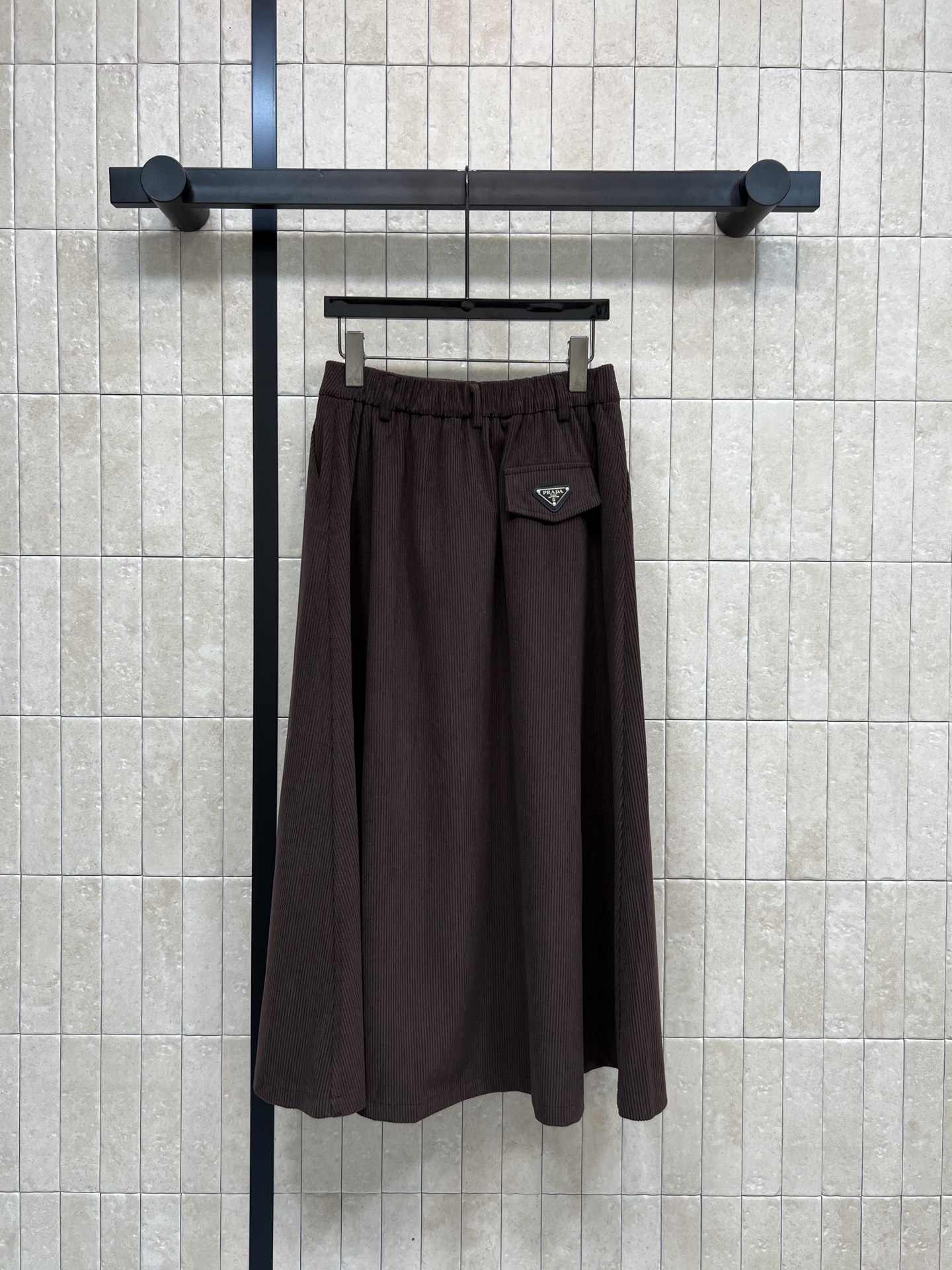 PD家 25秋冬新款 三角标灯芯绒半身裙 高腰直筒半身裙 一秒显出大长腿 后面口袋经典三角标装饰 灯芯绒