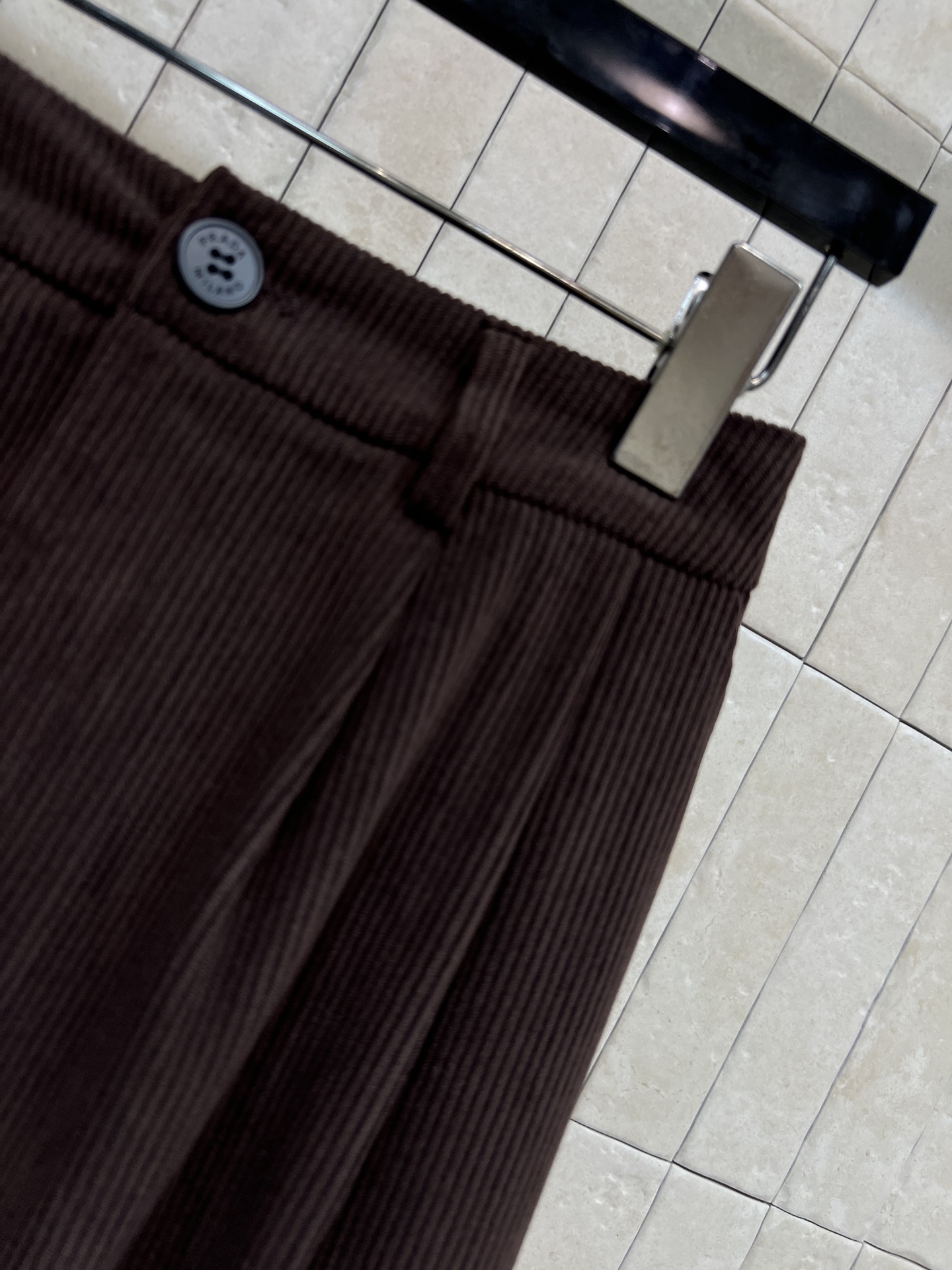 PD家 25秋冬新款 三角标灯芯绒半身裙 高腰直筒半身裙 一秒显出大长腿 后面口袋经典三角标装饰 灯芯绒