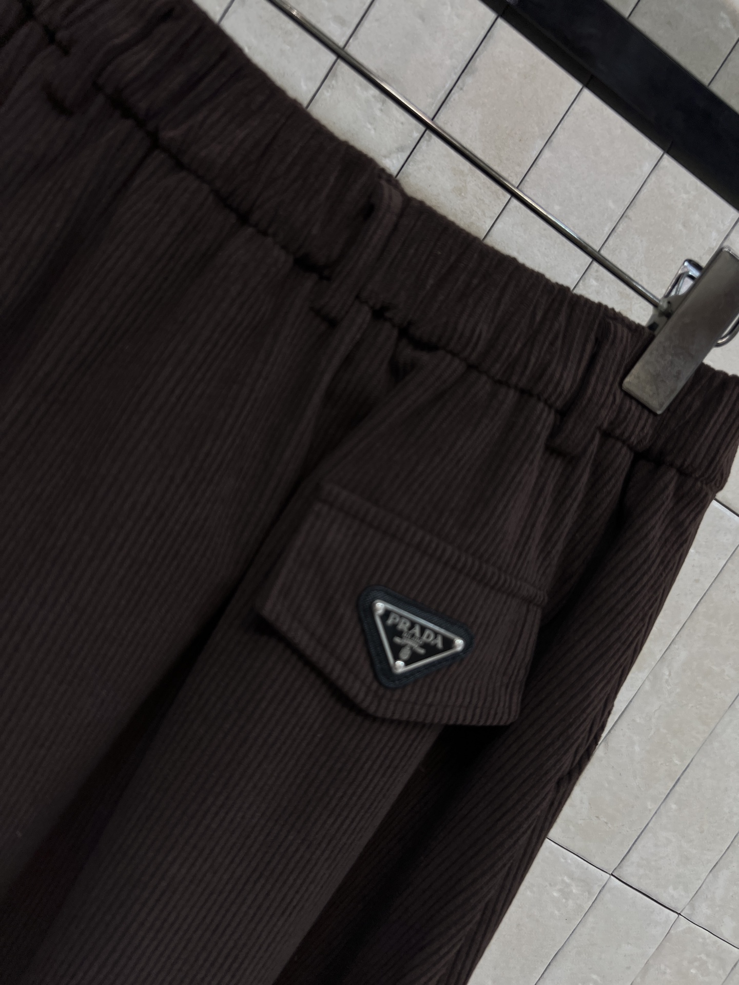 PD家 25秋冬新款 三角标灯芯绒半身裙 高腰直筒半身裙 一秒显出大长腿 后面口袋经典三角标装饰 灯芯绒