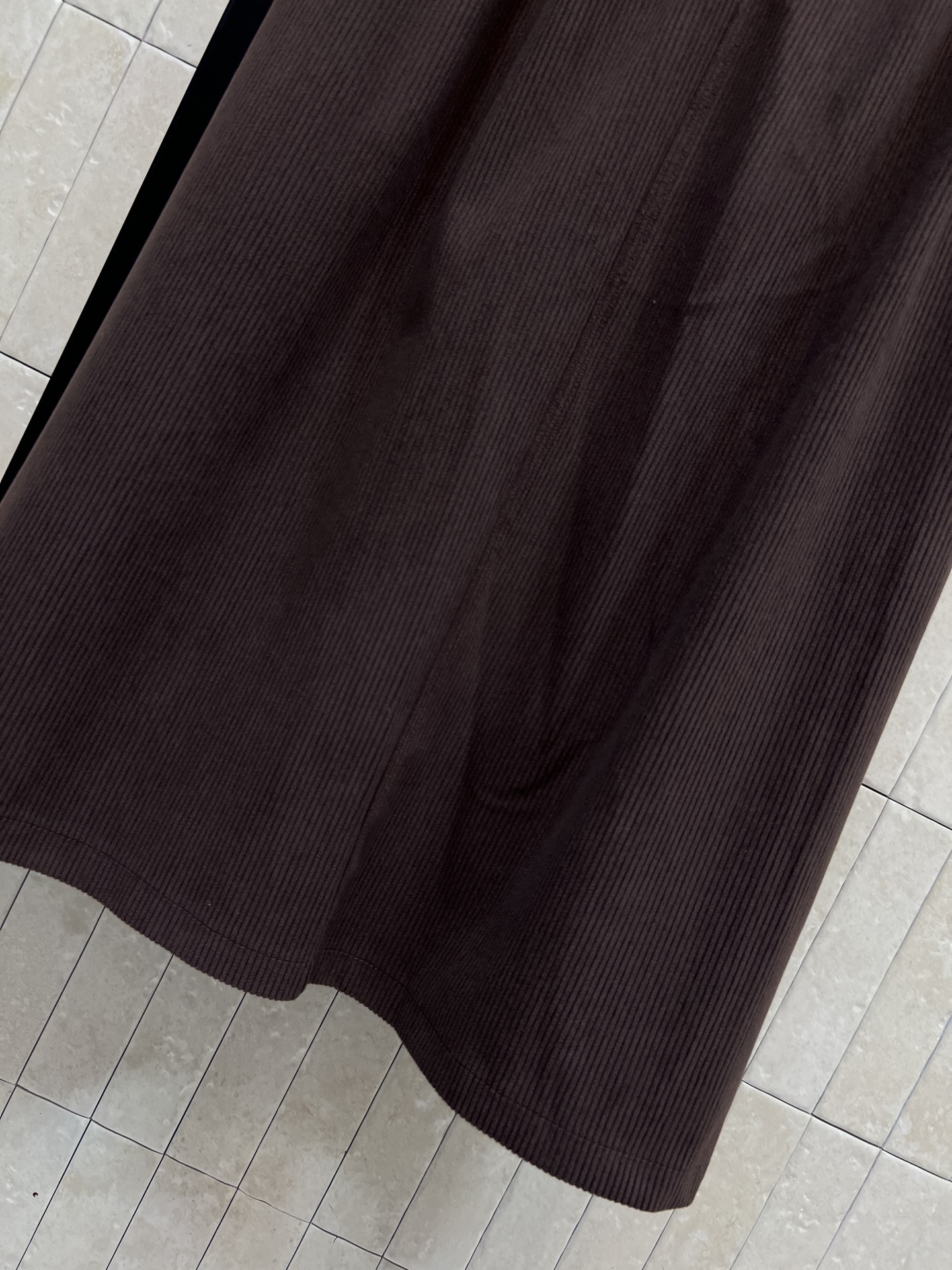 PD家 25秋冬新款 三角标灯芯绒半身裙 高腰直筒半身裙 一秒显出大长腿 后面口袋经典三角标装饰 灯芯绒