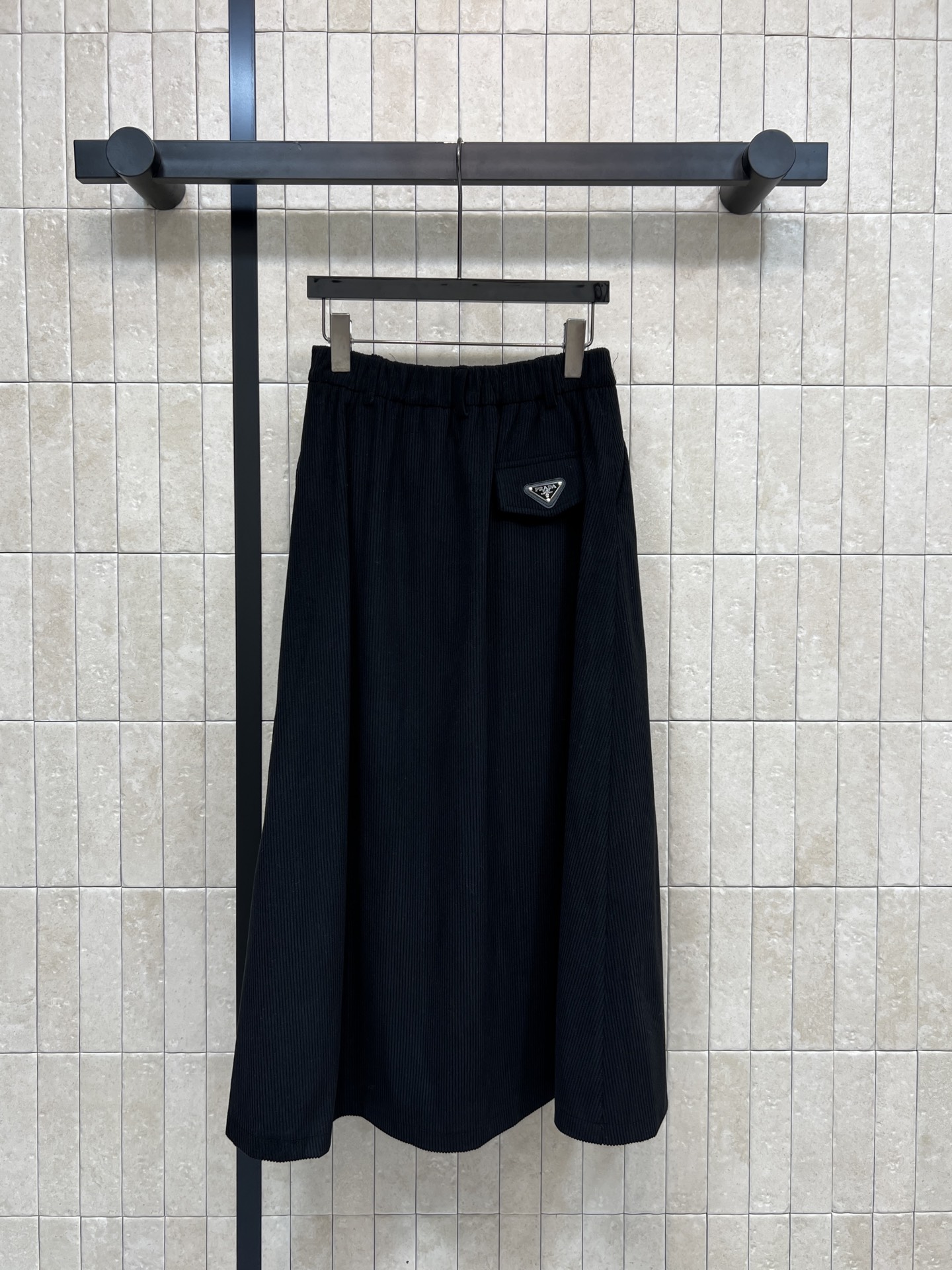 PD家 25秋冬新款 三角标灯芯绒半身裙 高腰直筒半身裙 一秒显出大长腿 后面口袋经典三角标装饰 灯芯绒