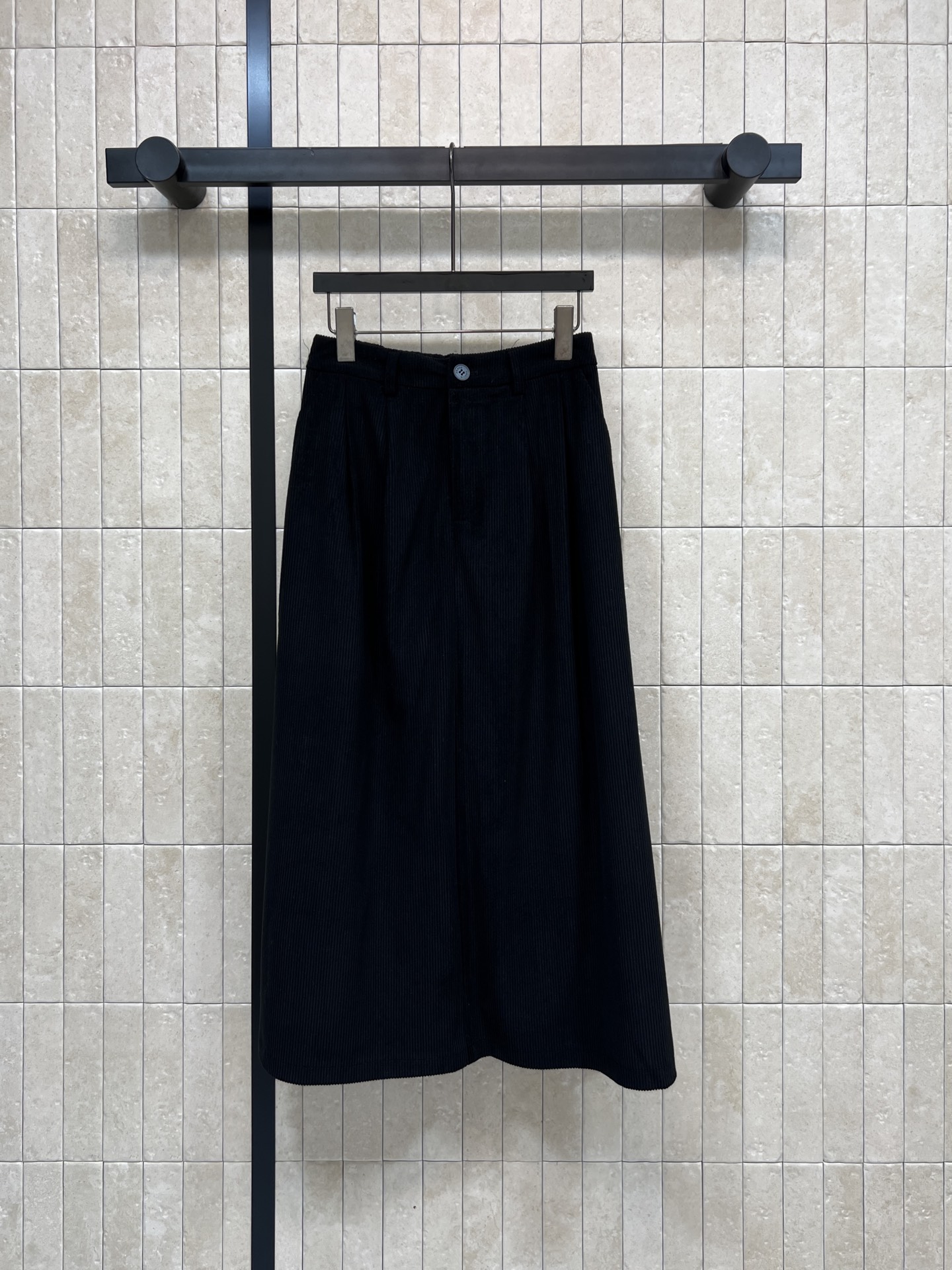 NO:591436,PD Home 25 new autumn and winter style triangle logo corduroy skirt High-waisted straight skirt Shows long legs in one second Classic triangle logo decoration on the back pocket Corduroy fabric is soft and drapey Comfortable to wear without being bloated Retro atmosphere brings full production Can be used for commuting and leisure Two colors and three sizes SML, dior, skirts, alexander wang19860909PD家 25秋冬新款 三角标灯芯绒半身裙 高腰直筒半身裙 一秒显出大长腿 后面口袋经典三角标装饰 灯芯绒面料柔软有垂感 穿着舒适不臃肿 复古氛围感拉满产 通勤休闲都能hold住 两色三码 SML,,dior,skirts,alexander wang,Women's clothing