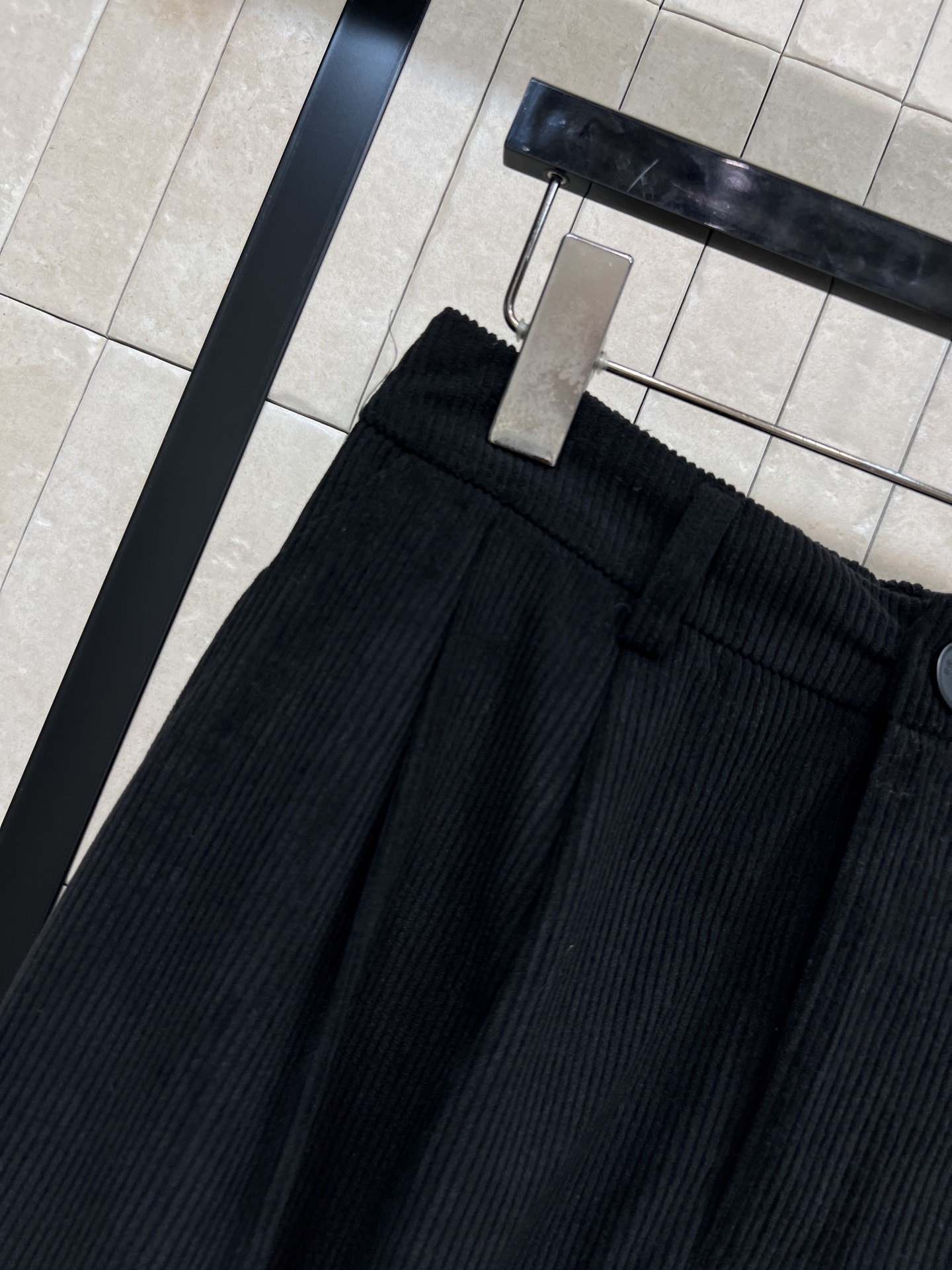 PD家 25秋冬新款 三角标灯芯绒半身裙 高腰直筒半身裙 一秒显出大长腿 后面口袋经典三角标装饰 灯芯绒